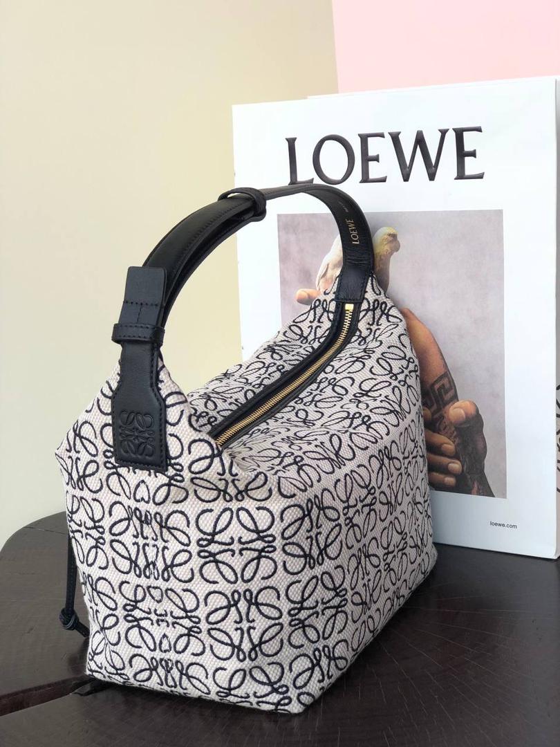 * 𝘊𝘶𝘣𝘪 𝘈𝘯𝘢𝘨𝘳𝘢𝘮 提花布手袋✌️ 大号尺寸:27-17-22cm（顶部宽处34cm） 编码:062102黑白/布 包包面料挺括度适中，没有固定形状 ，背上出门慵懒氛围感十足😘，肩带可以调节，伸缩至腋下背，单肩，手拎皆可