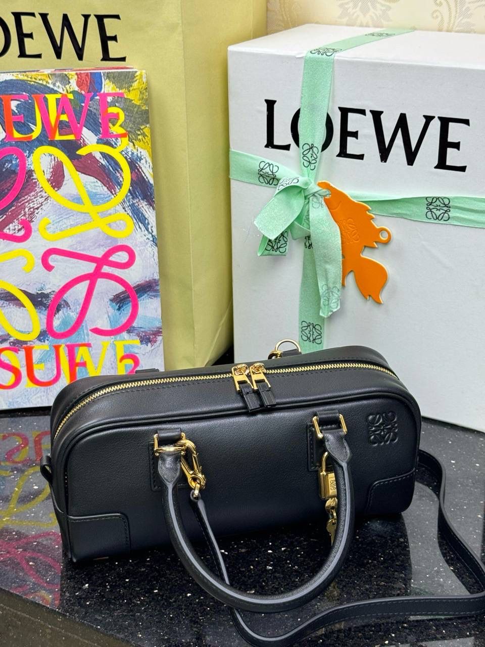 🎈𝗔𝗺𝗮𝘇𝗼𝗻𝗮 23 𝗖𝗿𝗼𝗽𝗽𝗲𝗱保龄球包 ——【杨幂同款‼️独家新品】 尺寸：𝟮𝟯-𝟏𝟏-𝟏𝟎𝗰𝗺 编码：012404 【配全套礼盒】 ❤️采用超柔纳帕小牛皮•延续标志性𝘈𝘮𝘢𝘻𝘰𝘯𝘢标识搭配小挂锁🔒作为新图标•重塑为修长法棍比例。 ❤️外部双拉链设计•搭配可调节可拆卸的长肩带•多样化背法😎容量大•小巧包型为当下时尚之追求。