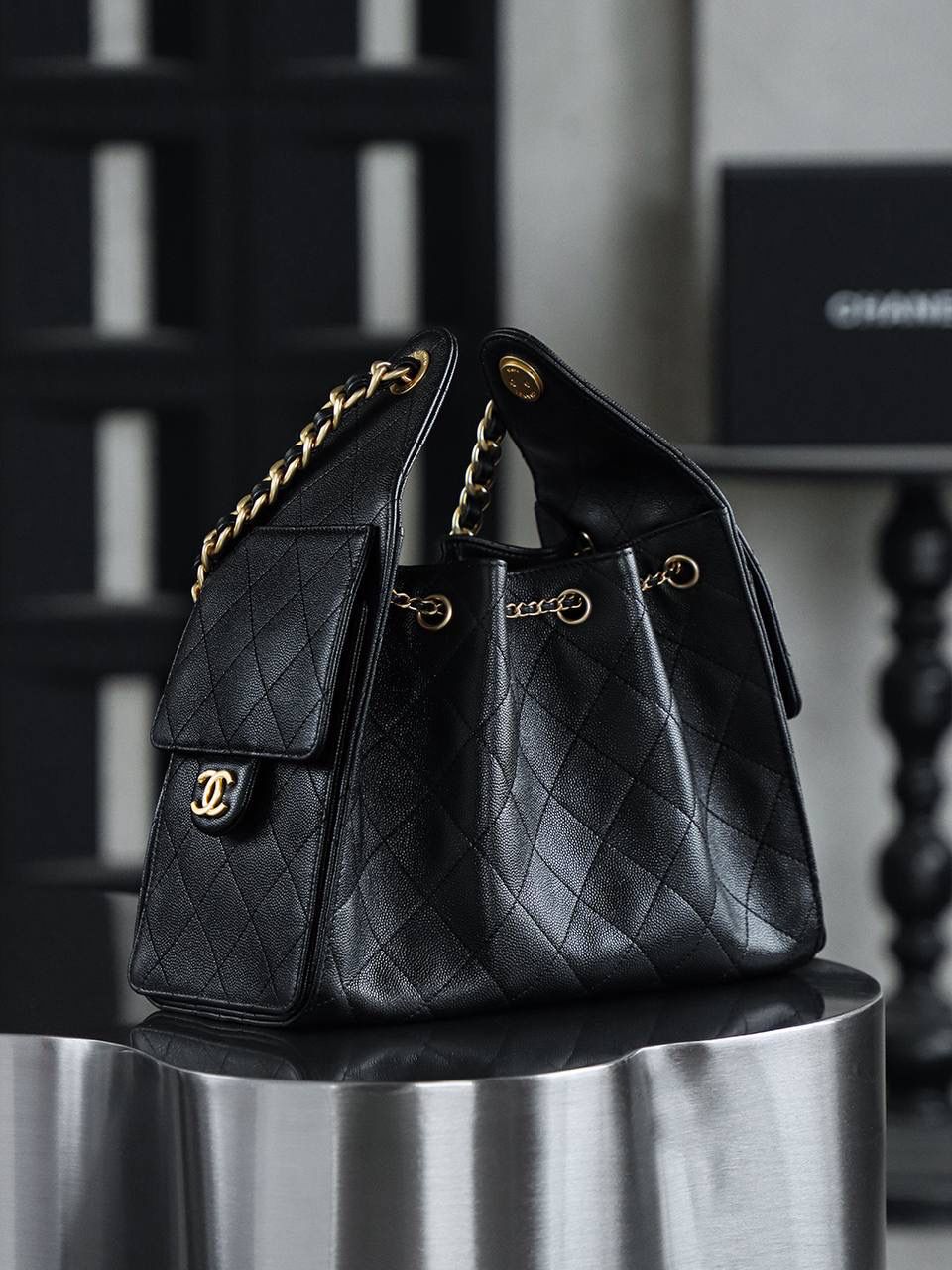 25BAG 嬉皮hobo小號鑒定版👜 一包一碼 支持全球鑒定查驗身份證原廠專G impala三只羊皮料過關清單資料可査詢 25C嬉皮包25bag，一經問世，便稱為本季的包王！ 25BAG的設計源於對自由與不羈精神的鬆弛感，融入當下流行的嬉皮風格，賦予包包自由、不羈的氣質！ 25bag熱度居高不下，成功躋身本季包王的寶座！ 五金：厚镀24k复古金 皮料：impala三只羊小球牛皮 尺寸：30*26*14cm