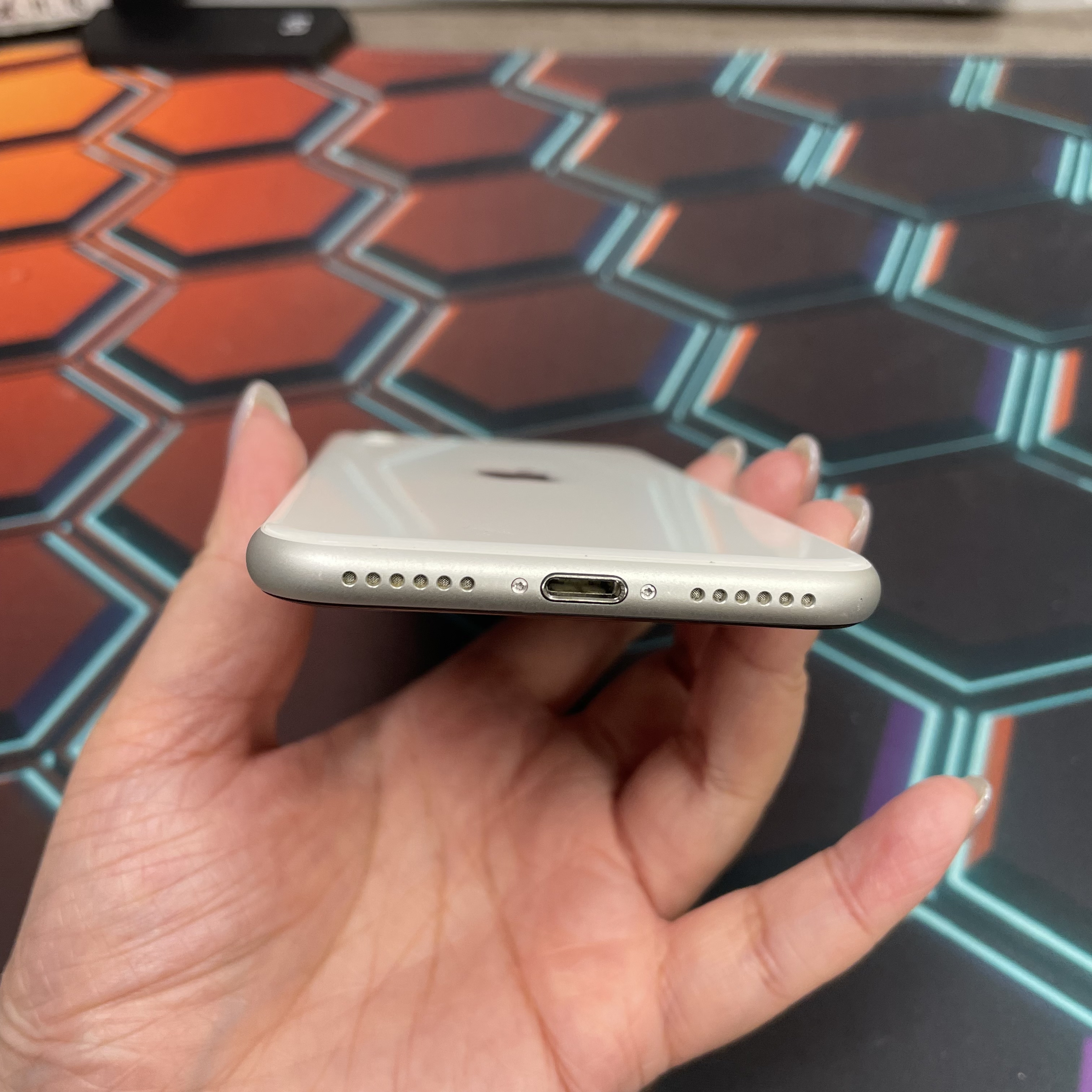 *7006 SE 2 勁靚機 128GB 電70 白色 white