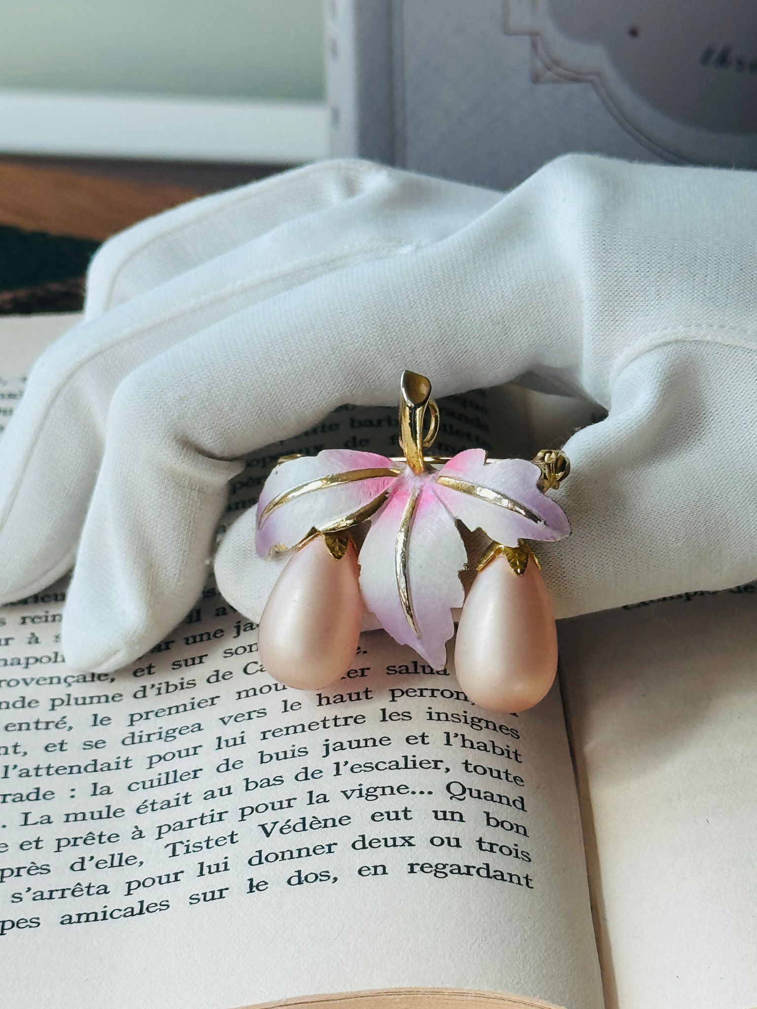 Romantic Paste Pinkl Leaf With Pearlescent Drops Two-Way Brooch/Pendant (MT2595)