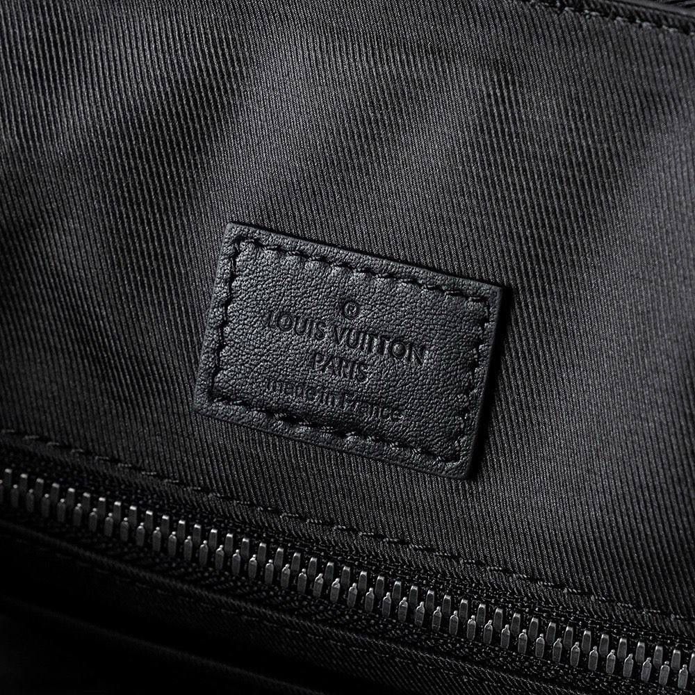 𝐂𝐇𝐑𝐈𝐒𝐓𝐎𝐏𝐇𝐄𝐑 小号双肩包🎒✨ 尺寸:32*39*12cm 𝒄𝒉𝒓𝒊𝒔𝒕𝒐 𝒑𝒉𝒆𝒓小号系列！ 一款男女通用的双肩包，非常适合户外使用的日常包款，其富有吸引力的设计风格颇具品味，轻松满足日常出行容量，可放笔记本电脑，书籍，文件等，垂盖开合按扣束绳，更富有层次与复古气息，几乎百搭的包型！利用率超高一款，日常通勤和外出旅行必备，重点不挑任何身高！🥰