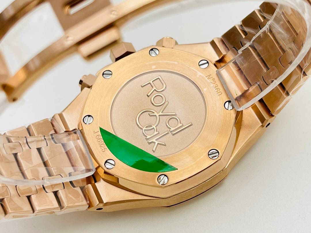 AP爱.彼皇家橡树系列26331OR多功能计时机械腕表41MM！ 1⃣️【机芯】7750改原装机芯 6字位小秒 功能与原装一致！ 2⃣️【表镜】表镜选用进口蓝宝石玻璃镜面！ 3⃣️【表壳】采用进口316精钢表壳，表壳通过拉丝和部分抛光打磨处理之后，忽明忽暗展现出精致而硬气的独特气质！ 4⃣️【头粒】头粒设计与专柜一致可以微调 佩戴更佳贴手舒适 经过多道工序的打磨和磨砂处理，终把AP特有的八角型表圈表达出棱角分明的线条！ 5⃣️【表盘】超强夜光显示，可以在任何环境下读取时间！