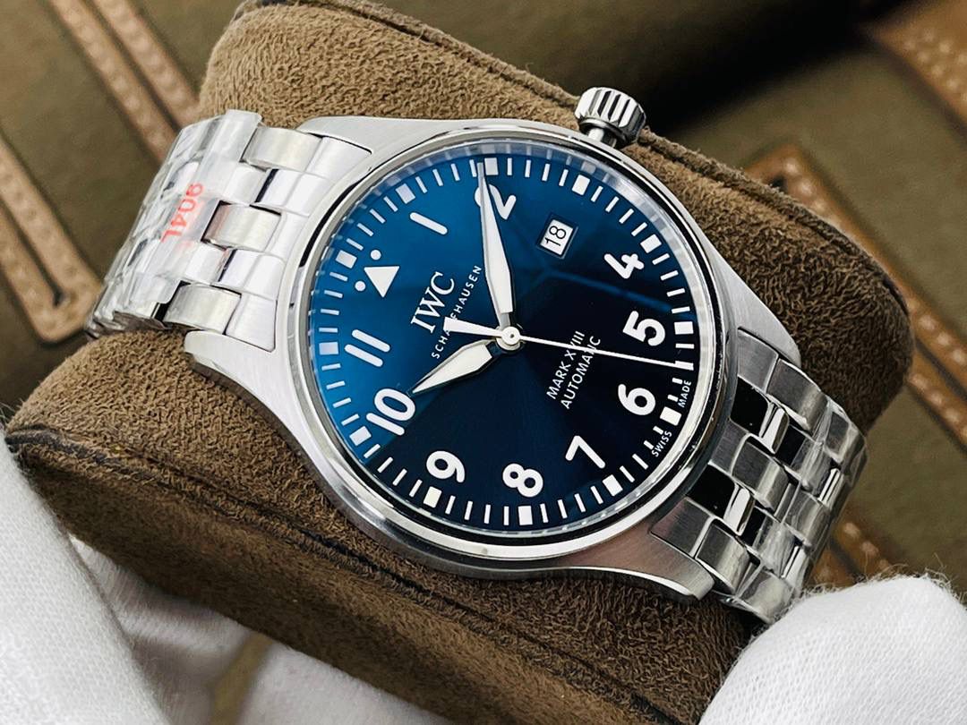 市场超级副本 原版开模 万.国IWC飞行员系列马克十八18商务腕表！超级副本！ 1⃣️直径40MM，尺寸与原装一致！原装快拆钢带！相对传统的精钢材质不仅更抗磨损，耐腐蚀，也大幅降低了腕表的重量，给日常佩戴提供了便捷。 2⃣️搭载9015进口机芯（零返修）！每个机芯都是经过严格挑选达到天文台级别。所有细节均完美克隆，且此款万.国IWC飞行员腕表视为万.国IWC经典款型，任何场景着装均适合佩戴。