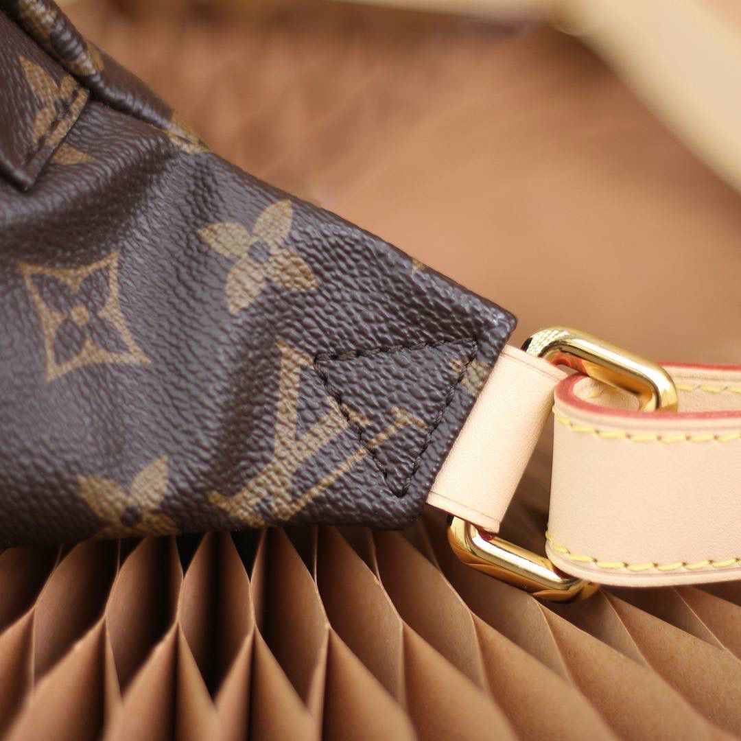 𝘽𝙐𝙈𝘽𝘼腰包👜✨ 法国🇫🇷原厂皮/全钢五金 ◾️尺寸：37*14*13◾️ 由经典的老花标志性风格打造的腰包系列，诠释出了男女可用的风格理念，简约而时尚的造型，让你不再陷入于传统的俗气腰包系列，而是代表了时尚潮人必备的神器，即可作为腰包，同时也可以单肩背或斜挎，更显时尚个性，爱了爱了！