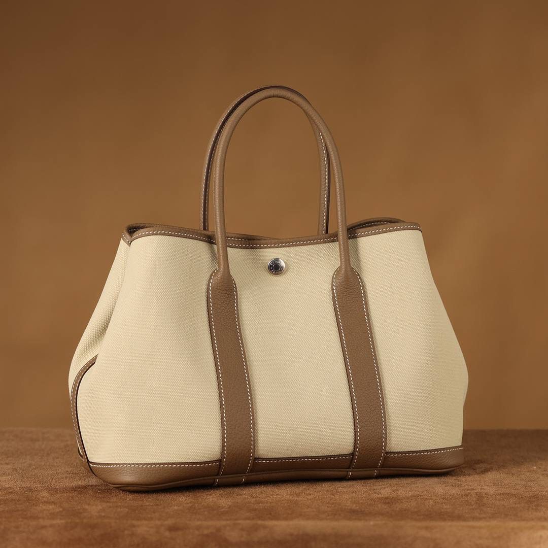 Hermes 爱马仕 Garden Party 30 布配大象灰皮花园包👜✨ 尺寸：30*20*13cm 配皮面料是采用法国原厂的Togo皮，纹路清晰，颗粒感饱满，手感细腻，扑鼻而来的香味，爱不释手 版型真的是决绝子 喜欢大包的就入手吧 绝对不后悔的一款大购物袋😍💕