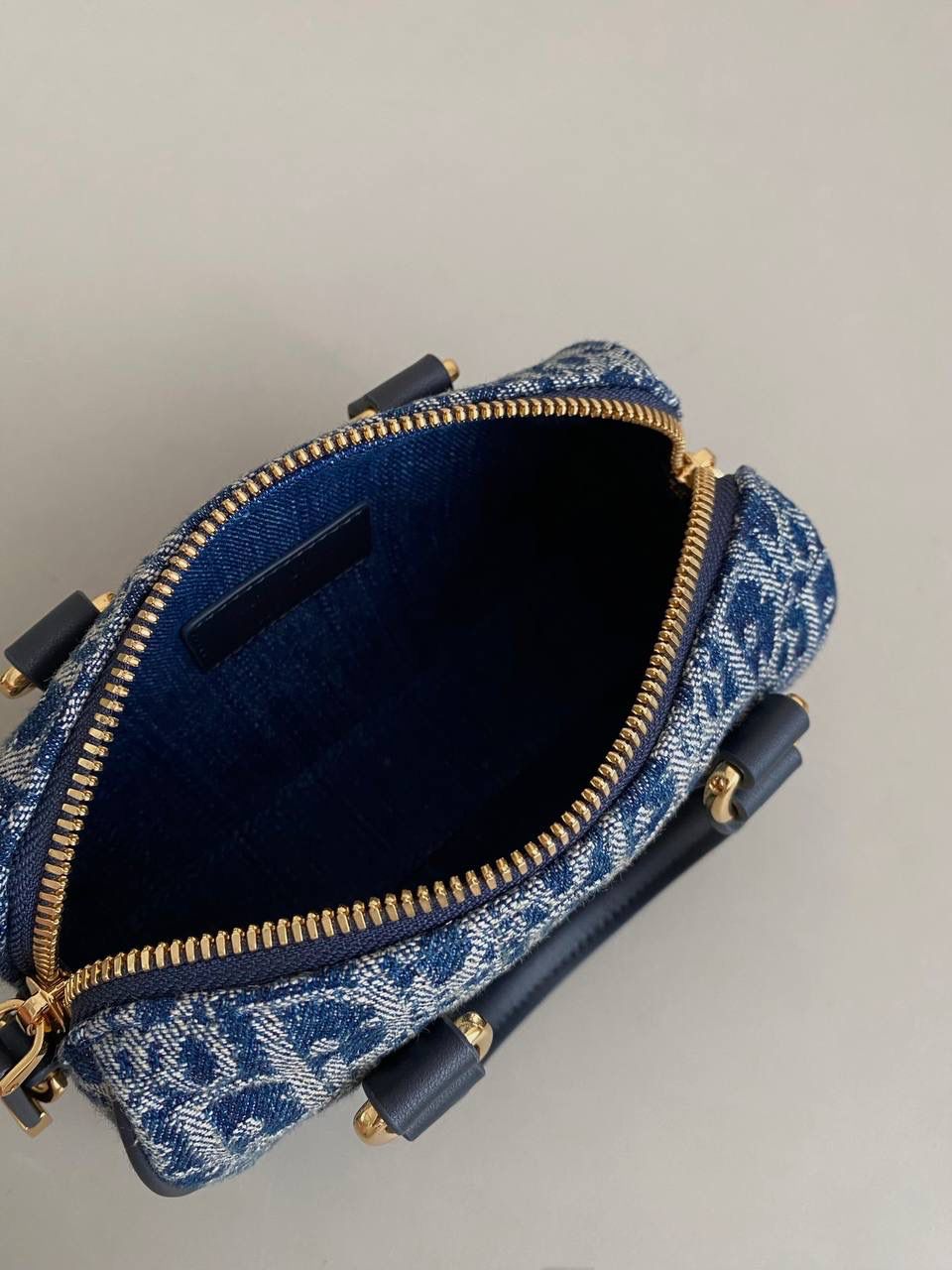 🈶牛仔蓝， 𝗗𝗜𝗢𝗥 𝐠𝐫𝐨𝐨𝐯𝐞手袋·16 枕头包大家都知道 唯一的缺点就是能装 抗造hhh～ 最近最火热度最高的一定是𝙳𝚒𝚘𝚛 𝚐𝚛𝚘𝚘𝚟𝚎 当之无愧了吧！ mini小巧可爱， 最火爆 小号实用性强，推荐五颗⭐ 中号率性酷飒，适合165cm以上的妹子 日常出门容量绰绰有余 16 x 11 x 8cm #7023m