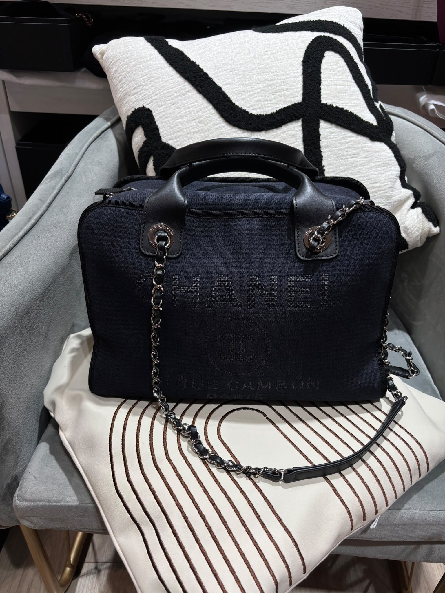 Chanel deauville Boston bag  Navy 100%Authentic,98%new  ✅晶片✅Dust bag 
