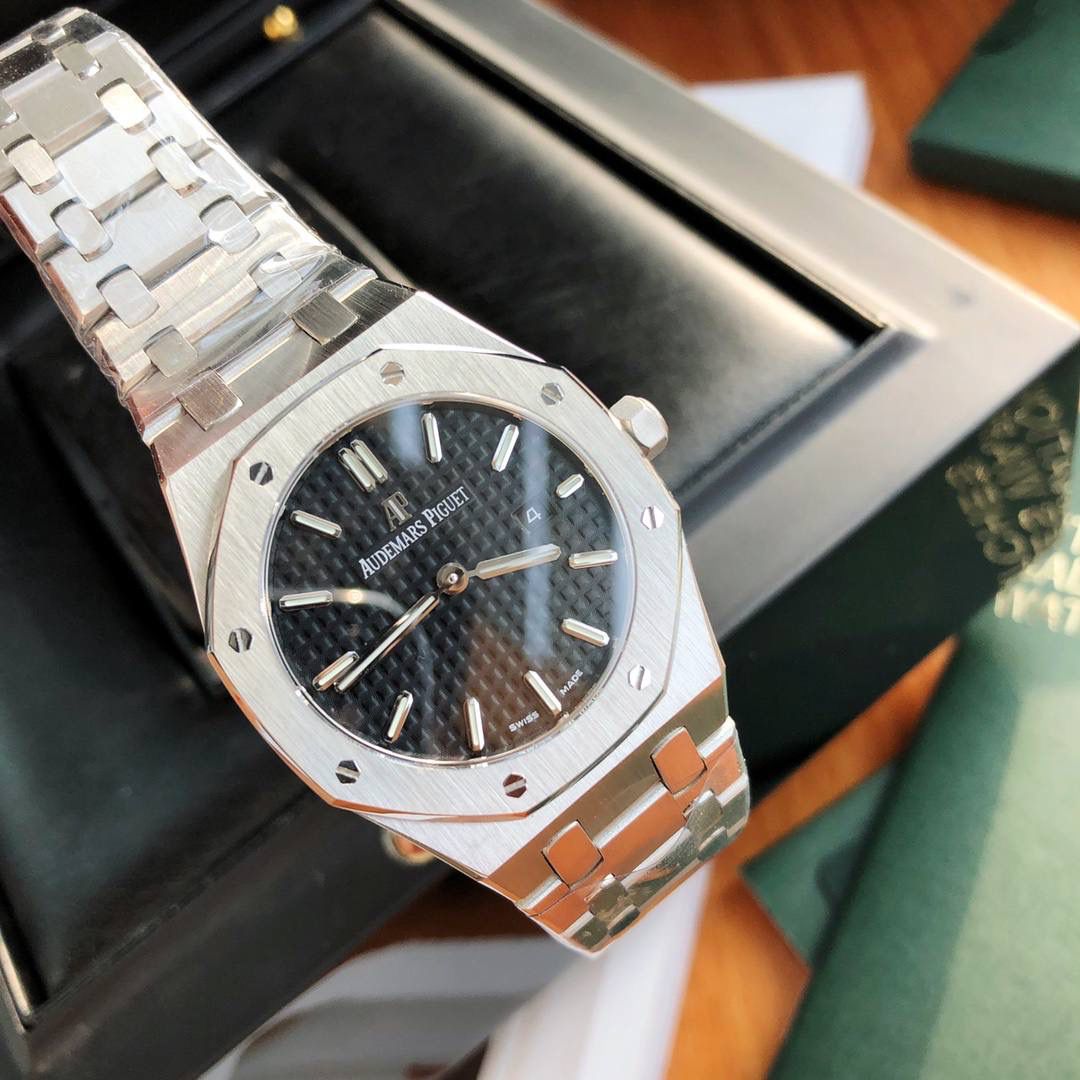 新年好礼！专柜很难买的AP女款到货啦！今天我们介绍的就是爱彼皇家橡树系列中的女士腕表。其官方型号为67650ST.OO.1261ST.01。爱彼皇家橡树系列独有的八角形外观还拥有爱彼独特的设计风格也将女士优雅风格融入其中，深受女士们的爱戴，即使只有33毫米的小尺寸，也将爱彼独有的纯净美感与刚毅线条展现的淋漓尽致。 搭载瑞士石英机芯、拥有实用的日历显示功能，女士们佩戴起来不会显得沉重 配专柜全套包装出售。这种货一般数量不是很多的。数量有限哦😎🚀🔥