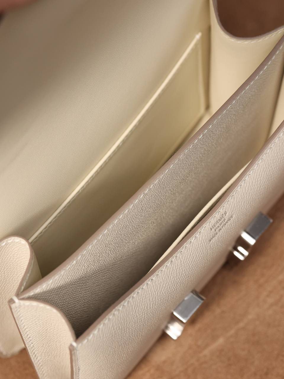 Hermes 爱马仕 #Constance 19奶昔白银扣👜✨ Epsom牛皮 单肩斜挎包 尺寸：19*15*4 cm 这款采用的是Epsom牛皮,纯原皮，和专柜用的是一个渠道的真皮 什么是Epsom牛皮？ 皮质：ep皮/手掌纹、一岁以上的公牛皮 软硬度：偏硬 纹理：皮面颗粒小的细腻皮纹，有点光泽感 特点：硬朗有细纹的牛皮皮质。细纹是进过后期处理的，比较硬质立体，长期贮存也不容易变形。自重轻，不易刮伤，非常耐磨实用。 所以每个H的款式用的皮都不一样，都是非常有讲究的✅