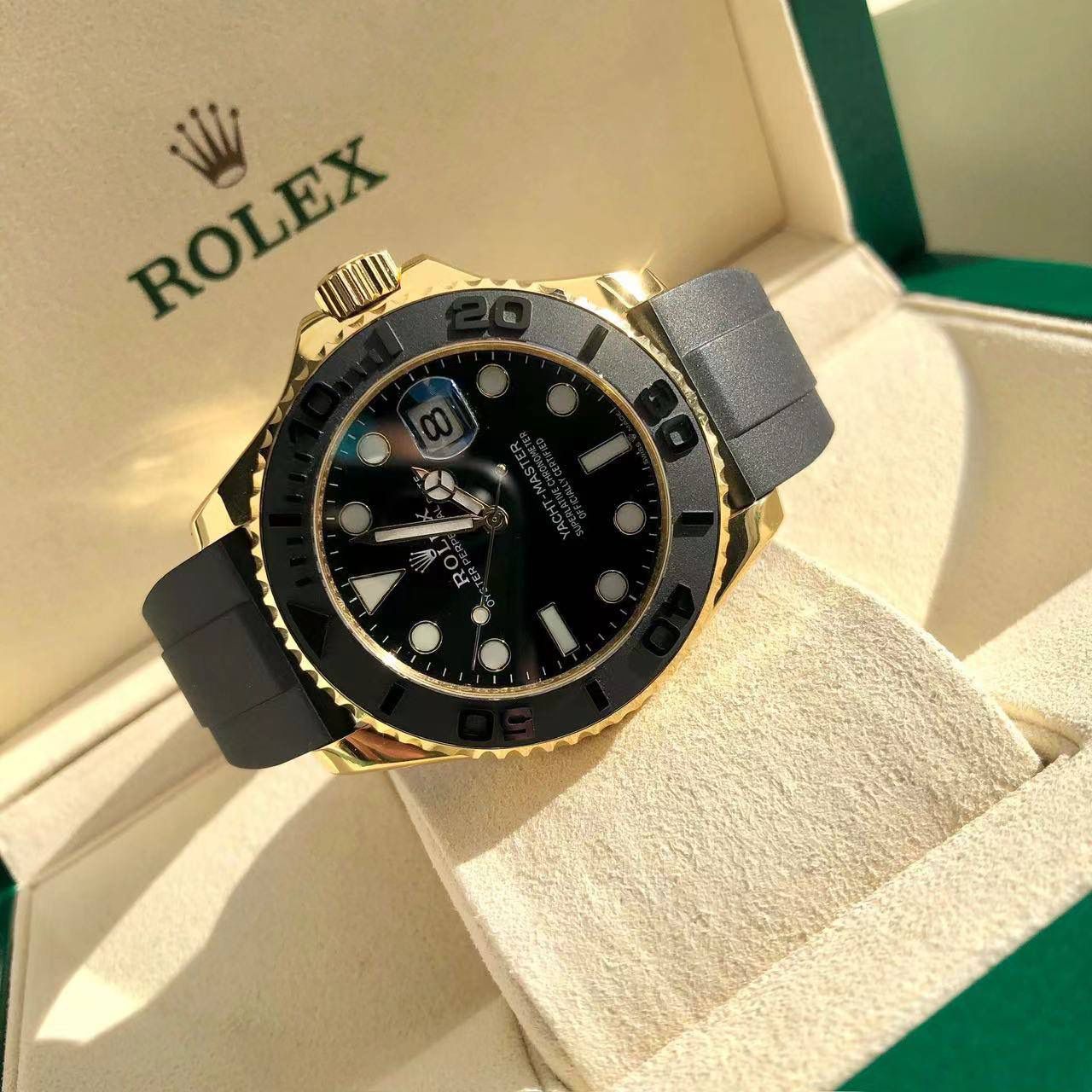 官方同步42mm游艇名仕型腕表出货【经典名仕 一劳永逸】劳家爆款游艇名仕型系列m226658-0001男士腕表42mm黄金游艇出货，继续秉承AD家族优质特色、独家出品一表一码，三码合一 【机芯】搭载AD专注而制0️⃣返修、💯全新原装西铁城8215全自动机械机芯，走时精准，性能优异，动力储备高达48小时 【表壳】316L精钢表壳 高端同步防指纹[强]陶瓷圈口原版同步双向旋转，完美呈现与原版一致的弧度、光泽，超强高密度矿物质玻璃镜面，精致的做工完美秉承原装的潜水游泳🏊‍♀️性能 【字面】大厂同步超强夜光，夜光刻度、表针无瑕疵斑点、晶莹剔透，细节同步正品，内影圈刻字清晰，字体匀称 【表带】采用进口硅胶表带搭配316精钢可调节原装表扣