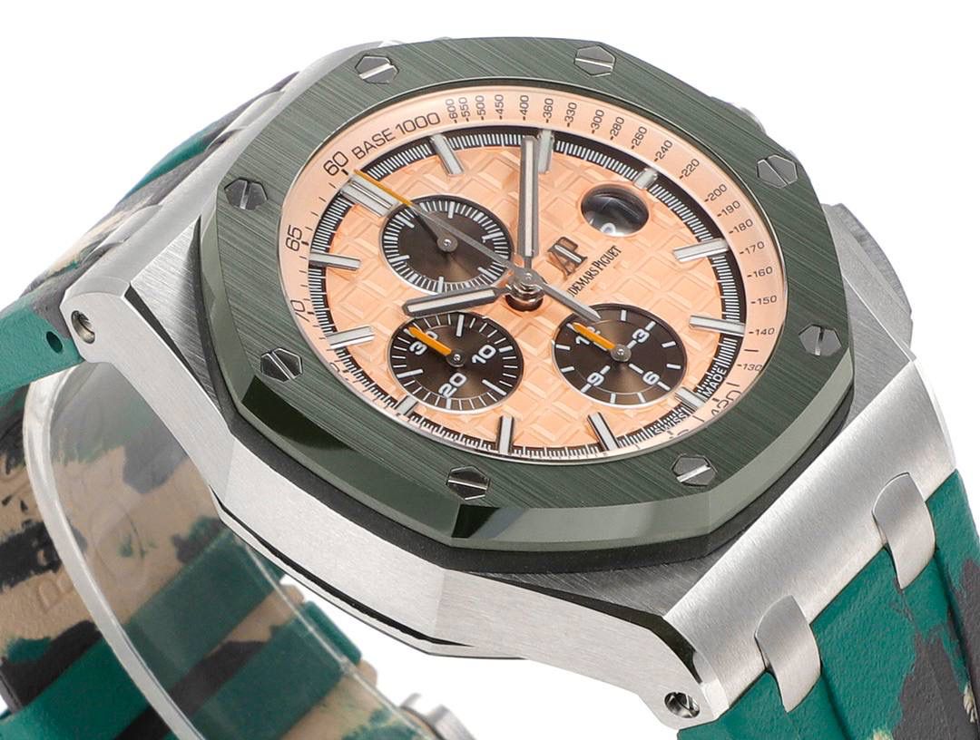 表盘以爱彼经典的大格纹为背景，一个个层次分明的方格排列，经过完美的打磨，将尽善尽美体现得淋漓尽致。三点位的日历表盘，在蓝宝石玻璃凹透镜的作用下，TPE扩大效果与原版一般无二。每一根大小表针，无论从各个角度来看都没有出现毛刺现象，这一点解决了大部分强迫症表友一直存在的烦恼！刻度与表针中间部位都采用瑞士进口夜光粉，每一个个体都做到手工填充，均匀饱满度是机器填充远远比拟不了的，亮度与发光颜色与原版几乎一致！机芯方面采用7750改3126的计时机芯，十二位的小秒，六点位和九点位的12小时计时与30分钟计时，完美的还原了原版的所有功能，经过JJF团队的精密打磨，大大提升了7750基础机芯的稳定性，缓解了一直以来计时机芯款式空有其表的尴尬现象！做到无可挑剔，堪称天花板级别，欢迎广大表友品鉴！💯🔥