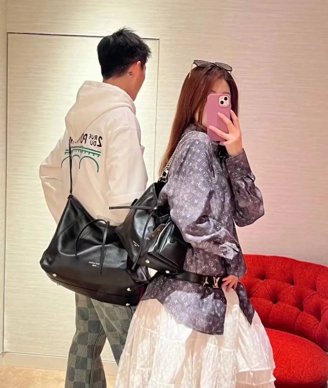 CARRYALL 黑色👜✨ 说到L*V carryall不知道大家第一个想到的是老花款，还是黑色羊皮款，反正我个人觉得最近黑色羊皮款是火的一塌糊涂，超级火，小羊皮的质感超级软糯，爱不释手，这款包的灵魂就是皮料，意大利小羊皮，你们上手自己感受～这款包包真的是太用心了，无论是外观还是实用性，都充满了品牌的精致工艺，全羊皮材质让整个包身散发出一种慵懒的松垮感😍 小号尺寸：33.5*23*15cm 大号尺寸：39*30*15cm