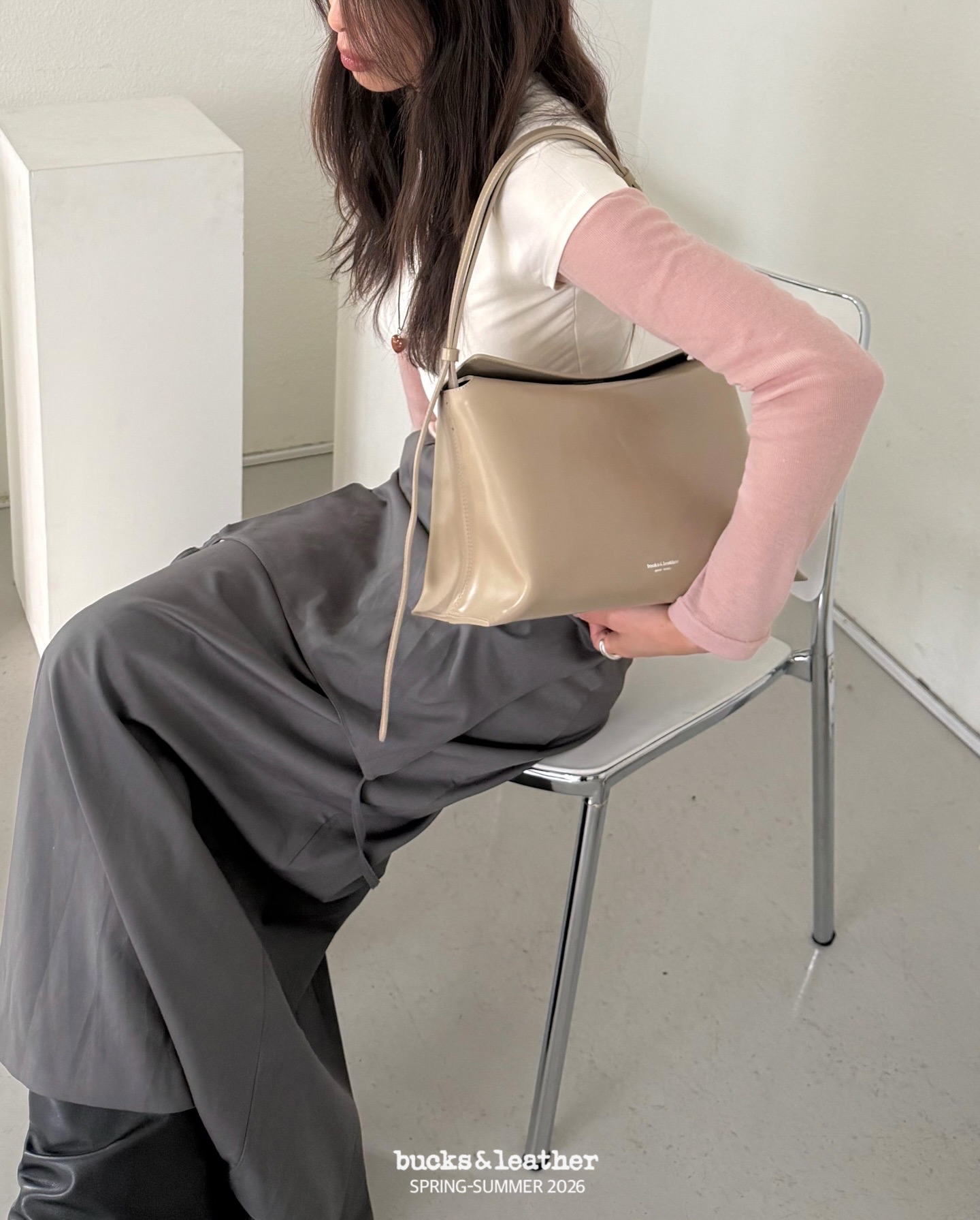 【26SS新皮】預訂_牛皮亮面 Bread bag 磁吸枕頭包 (L) By Bucks & leather