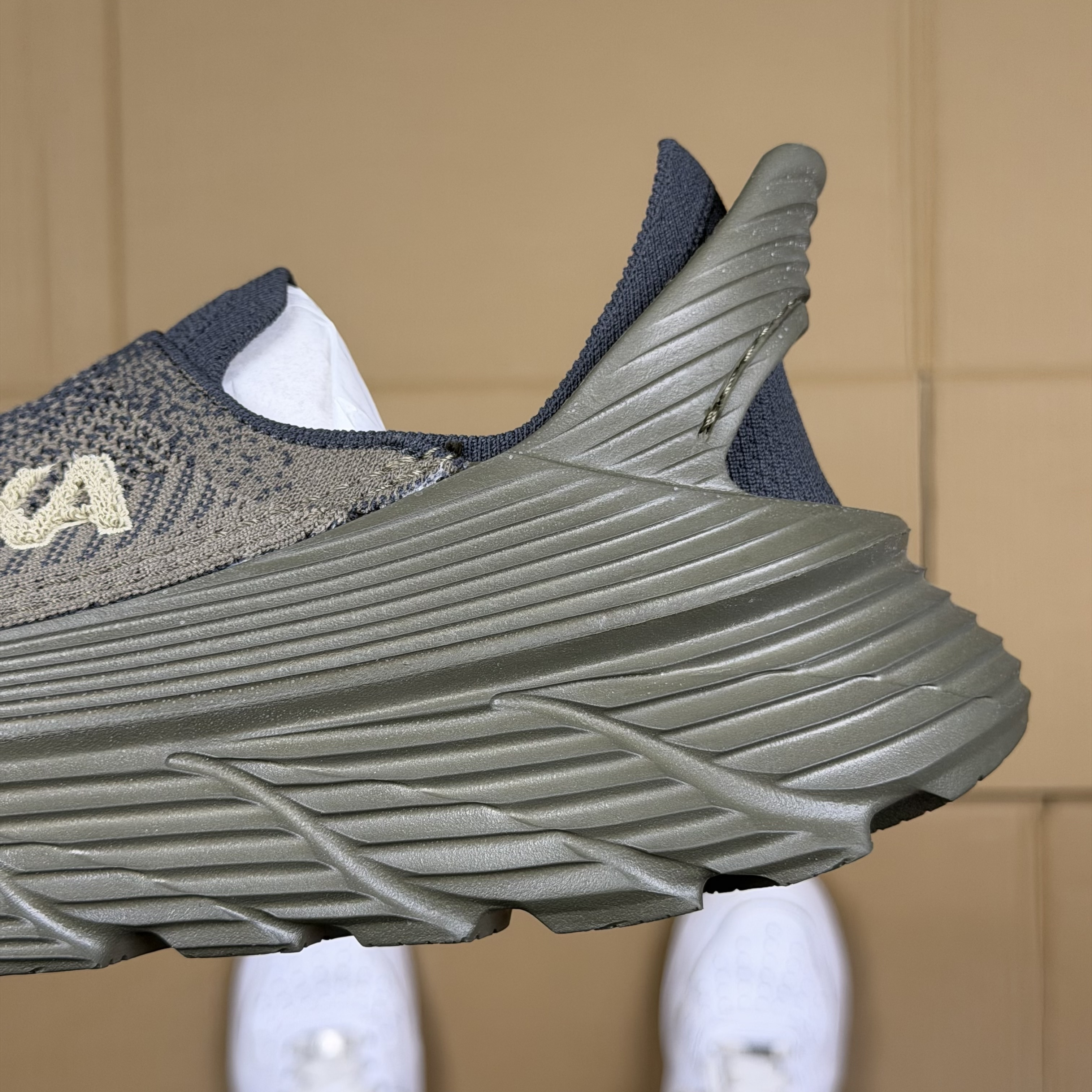 HOKA Restore TC