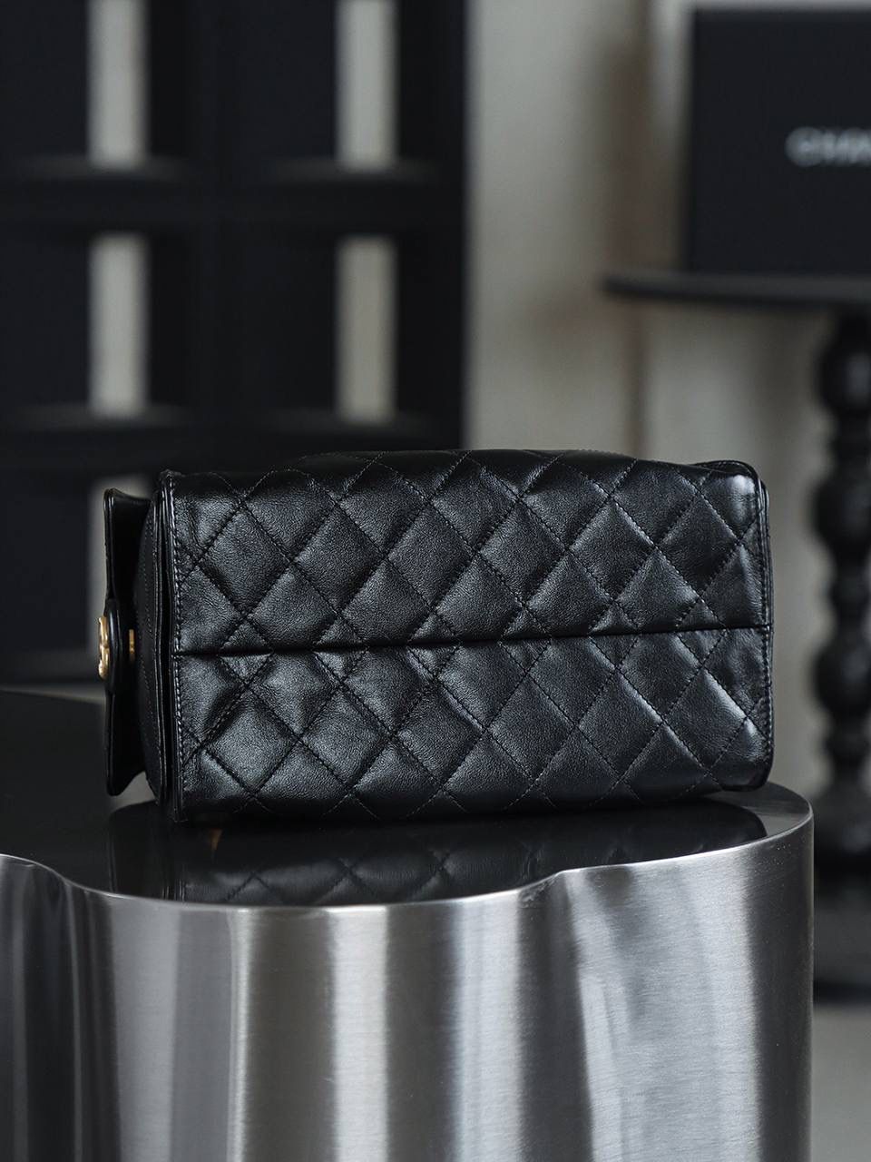 25BAG油蠟牛皮 小號鑒定版👜 一包一碼 支持全球鑒定查驗身份證原廠專G 蒙塔貝拉皮料過關清單資料可査詢 油臘牛皮更有慵懶鬆弛的調性！ 25BAG的設計源於對自由與不羈精神的鬆弛感，融入當下流行的嬉皮風格，賦予包包自由、不羈的氣質！一經問世，便稱為本季的包王！ 五金：厚镀24k复古金 皮料：蒙塔貝拉油蠟牛皮 尺寸：30*26*14cm