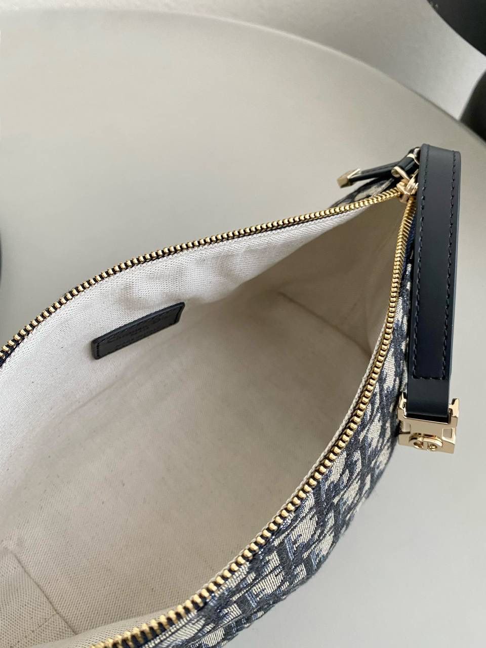 🈶老花蓝中号（配肩带） 𝗗𝗜𝗢𝗥 𝗡𝗼𝗺𝗮𝗱手提包/饭盒包🍱 又一重磅推荐了！近几年的饭盒包大火！ 各个品牌都有推出过，简直谁用谁可爱啊 复古老花帆布材质，随意揉捏不变形 日常通勤，出差当化妆包也是非常可以 我更爱它的金属插扣太高级，绝杀细节控 22×13×9.5cm #6801m