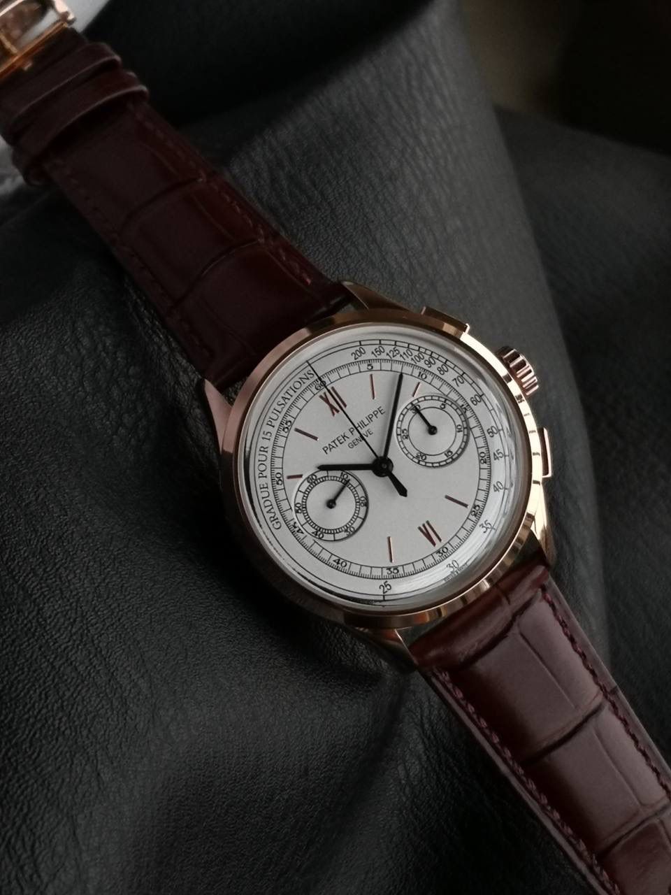 百达翡丽复杂功能时计5170G多功能腕表，堪称腕表精品当中的精品！😍✨🔥 腕表直径为42毫米，作为一款男士腕表，它的表盘大小适中。为我们奉上对称的美感，整个表盘的布局大方得体，包括了如此之多的功能的同时，又不会让人觉得繁杂。 机芯采用了7750机芯完美还原正品诸多功能，提供了强大的时间衡量功能。意大利牛皮表带，专属的灯笼扣，任何季节，任何场所，任何职业人均适合佩戴，让手腕佩戴得更舒适，让气质绽放。此款腕表具有30米防水功能，满足大众日常生活，休闲度假必备腕表。 百达翡丽5170G可以说是腕表中的精品，功能方面的巧妙构思，外观上的合理布局，以及优越的机芯性能，无一不体现出百达翡丽的独特设计，一件经典的艺术品，一件完美的收藏品。