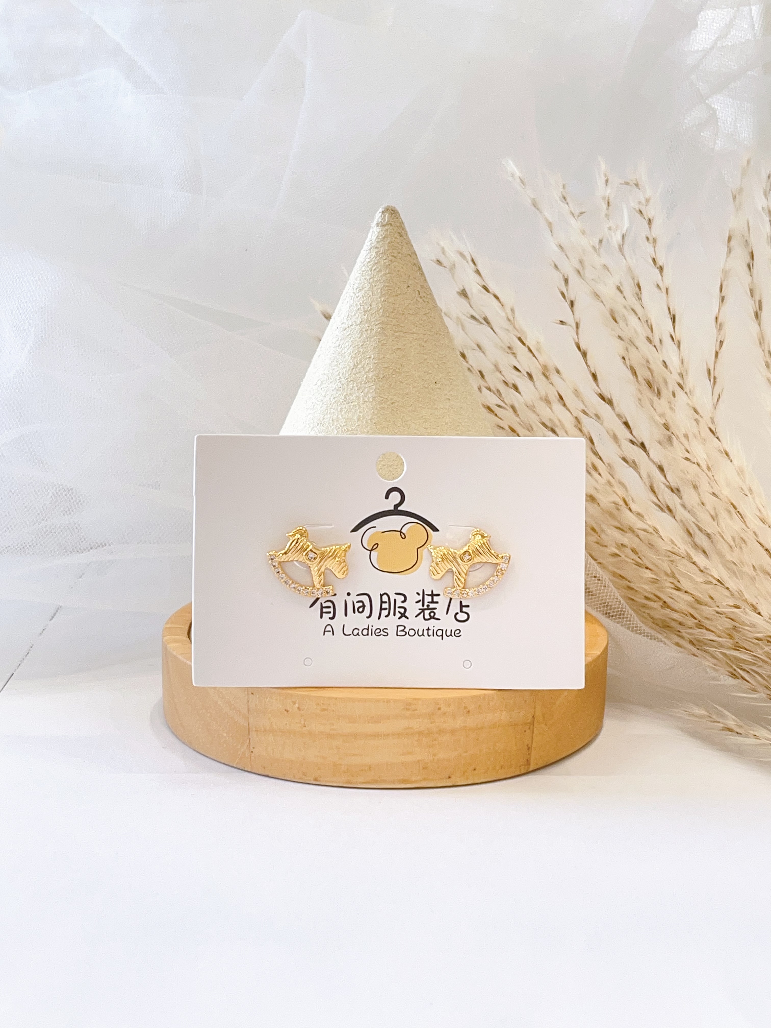 精致镶钻小木马耳环