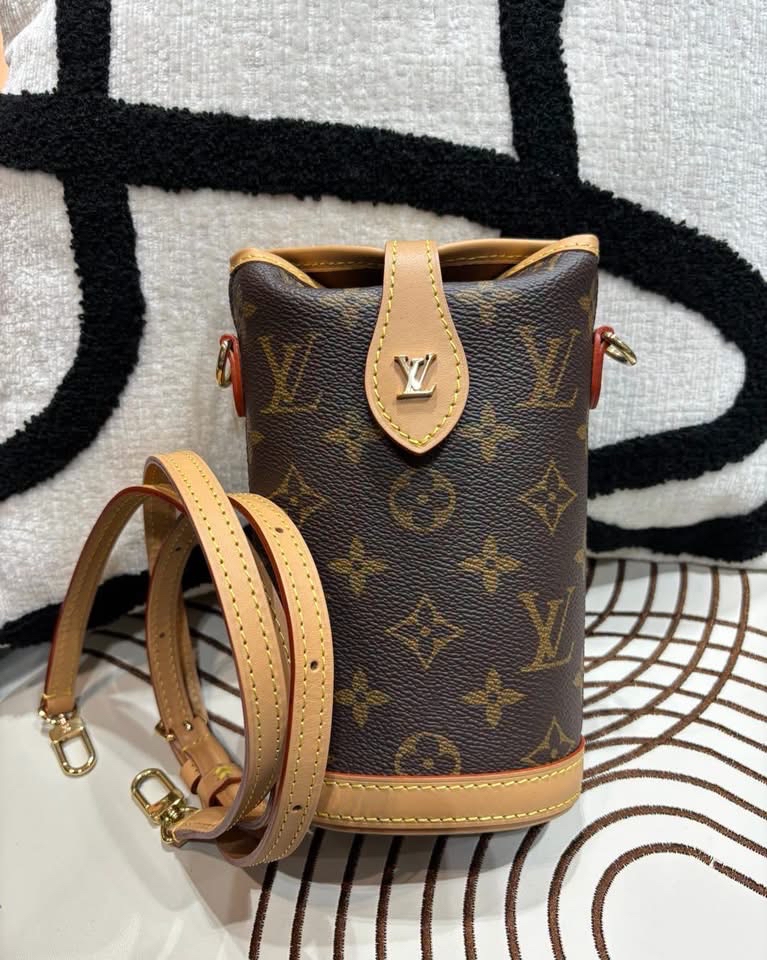 未使用品 LV Fold Me Pouch Shoulder Bag M80874 100%Authentic, Unused未使用品 ✅dust bag