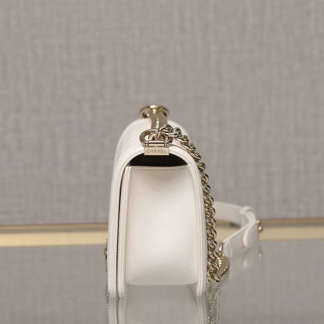 CHANEL香奈儿le boy中号号白色荔枝纹浅金扣单肩斜跨链条女包💞👜 Chanel 香奈儿 Le Boy 中号白色颗粒压花小牛皮 金属口盖 五金是浅金色 独家欧洲渠道货首发 100%进口原厂材料组装的ZP尾单货源 独家进口原厂皮牛皮，米粒感饱满，手感非常好，原厂的纯铜五金+纯钢五金 非常有份量感🤟🏻 尺寸：25 X 16 X 9cm