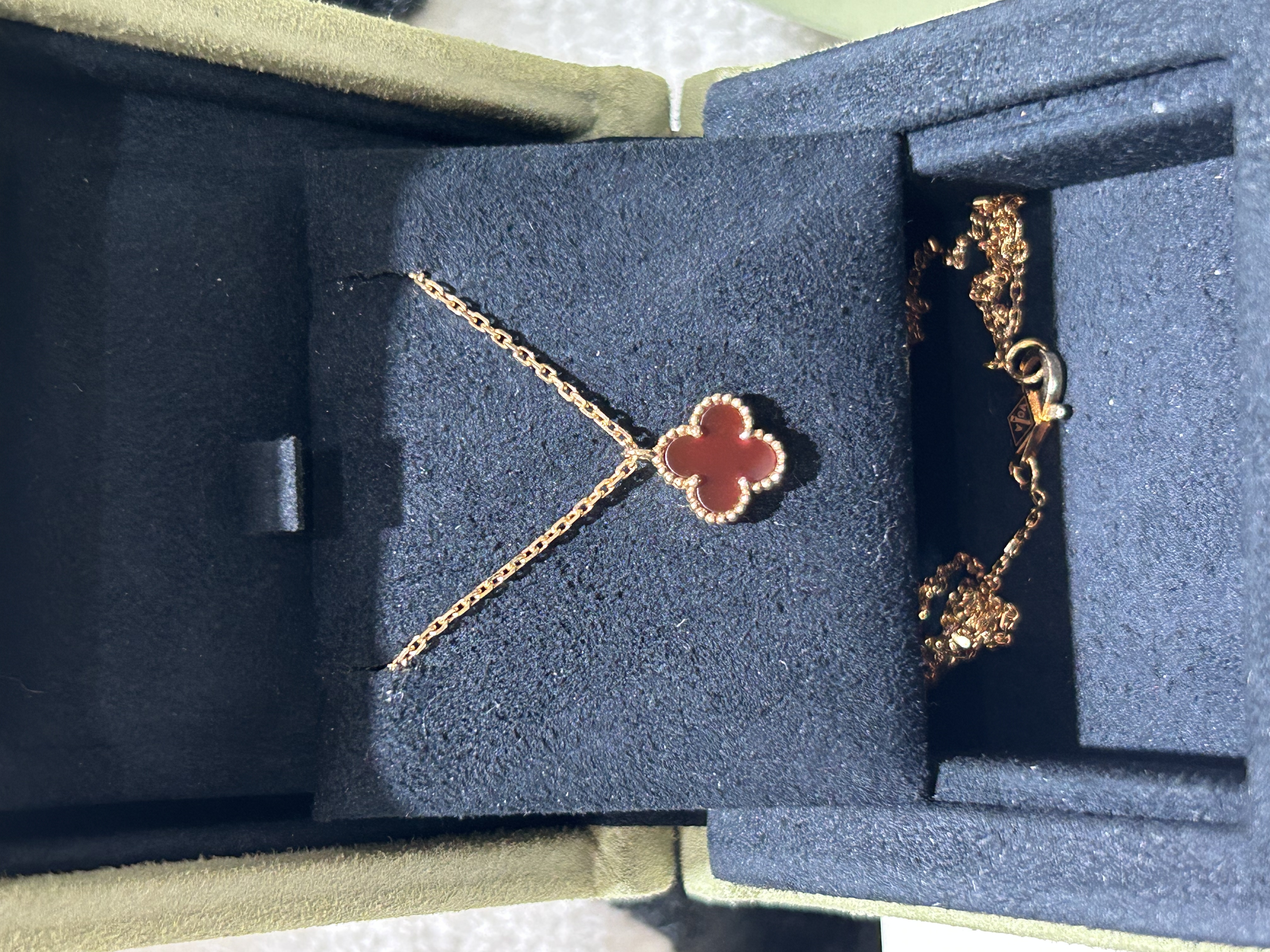Van Cleef & Arpels VCA Sweet Alhambra Pendant, Rose Gold, Carnelian 100%Authentic, 99%New ✅專門店收據✅ certificate✅Box