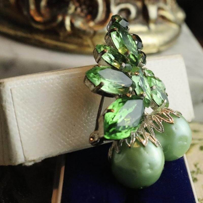 C.a. 1950-60s European Mint Green Glass Pearl Grape Bejewelled Brooch (MZ050)