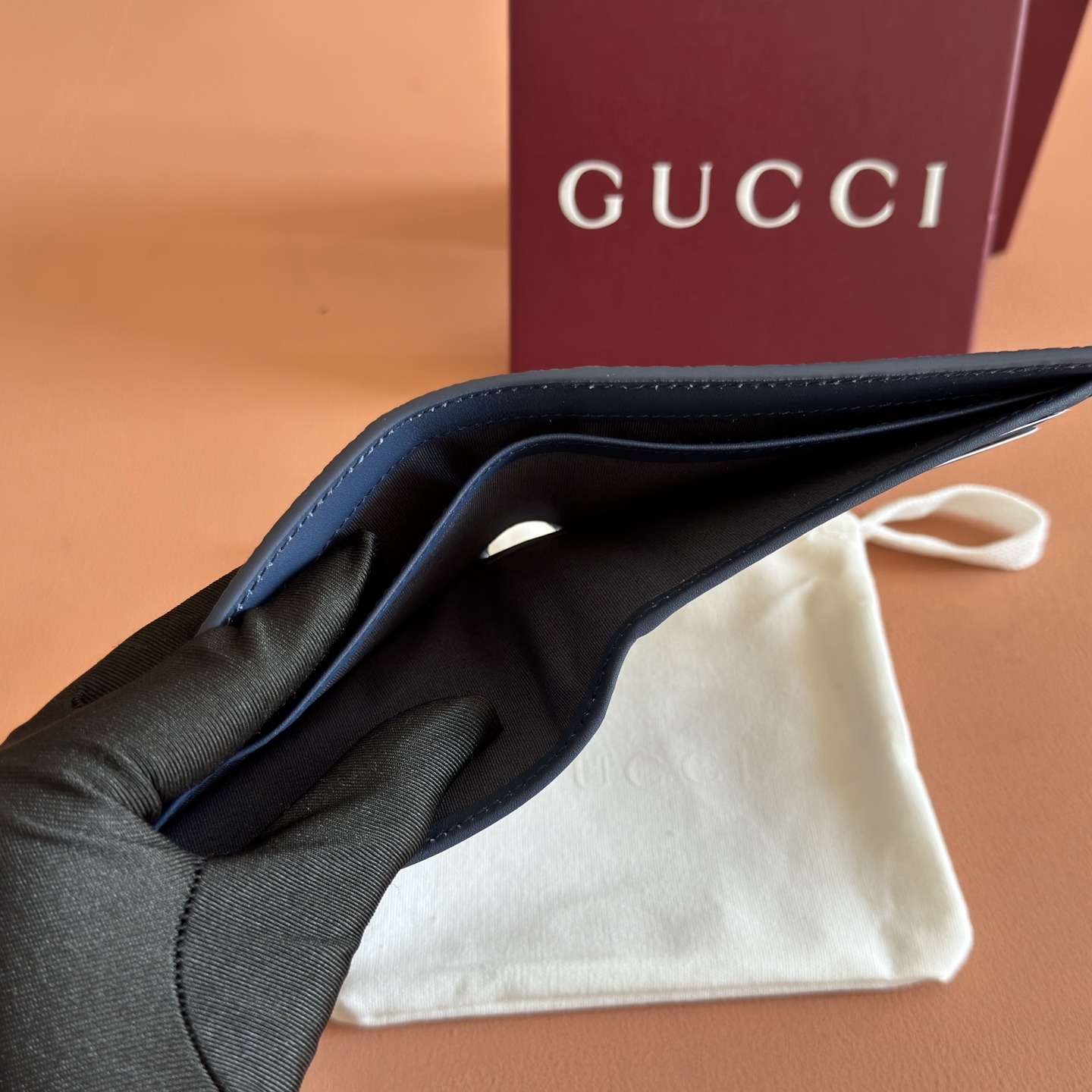 【原單】GUCCI 新年系列互扣式G馬鐙印花雙折銀包