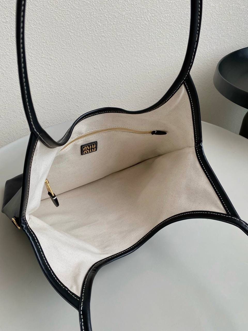 🈶黑色， 𝗠𝗶𝘂𝗠𝗶𝘂托特 拯救衣柜大爆款来了！ miu家最最最种草的一只大包 轻便 百搭又实用，出gai年度top☝🏻 要抢疯了的节奏，真的超爱 ！！快冲 35×40cm #F0110m