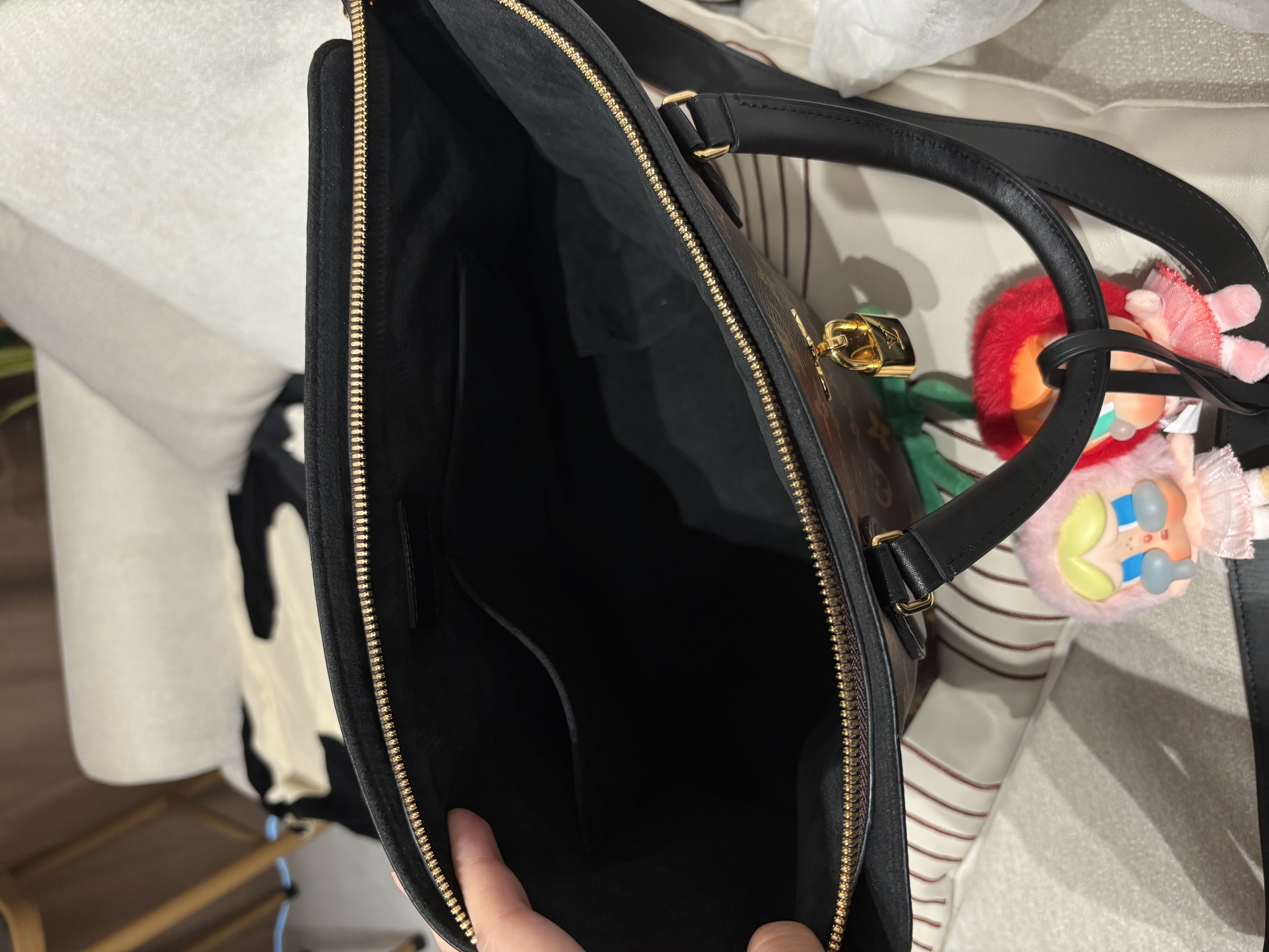 Lv flowers zipped tote bag pm 100%Authentic, 98%new ✅Key Lock ✅Dust bag
