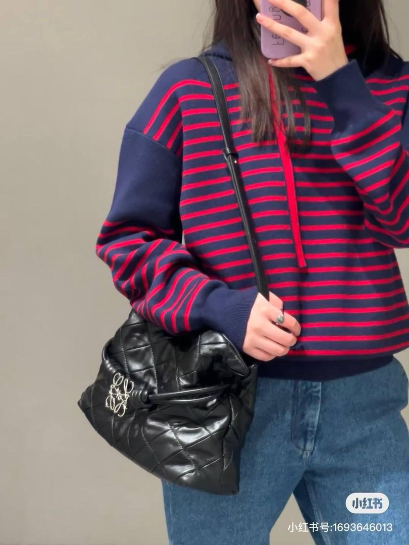 🎈褶皱羊皮福袋 —【👉🏻中号黑色到货】 编码：052028 尺寸：𝟑𝟎-𝟐𝟒.𝟓-𝟏𝟎.𝟓𝐜𝐦 ✅新款福袋采用进口纳帕小羊皮经过手工裁剪、缝合和缝制而成，🉑拆卸🉑调节肩带，多样化背法，容量超大，手感超舒适👍 ✅独家品质，对版细节，全套礼盒🎁给你满满的仪式感👍