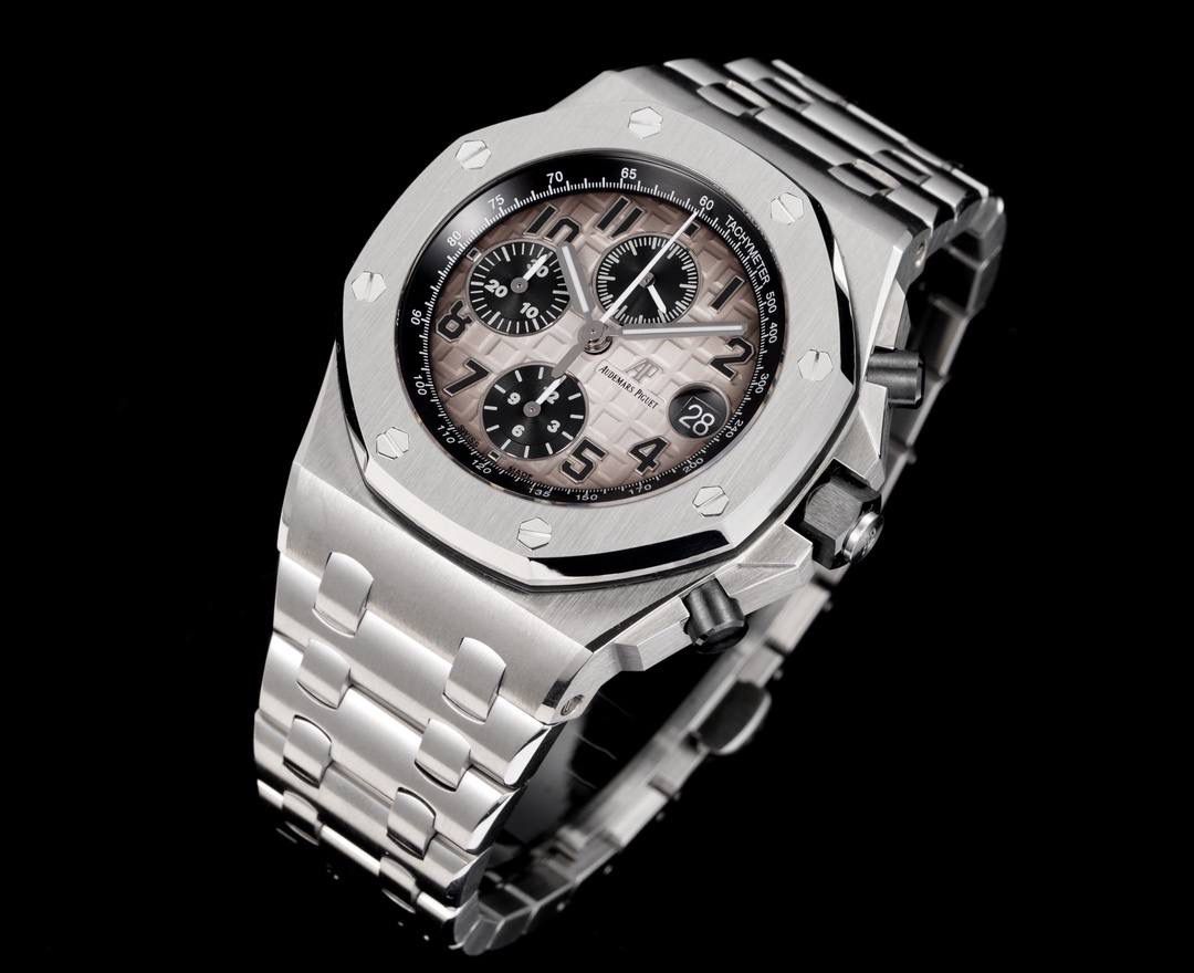 TK Factory皇家橡树离岸型26400/26238/26470系列正式登场！款式最全，做工最好的爱彼计时款腕表来了，有做工好的顶级货，廉价的小厂货就别去考虑了！ 1，机芯采用12位小秒的定制版3126计时机芯，完美还原原版所有功能。经过精密打磨，大大加强了其稳定性。 2，其中碳纤维系列表壳采用全新碳纤维复合材料——「Carbon TPT® B.4」打造，这种高科技材料比常规 Carbon TPT® 密度提高4%，纤维硬度提升15%，树脂强度提升30%，材料结构经过各项异性优化，保持轻盈同时无比坚韧，提供迄今最强的抗冲击性能。 3，字面颜色均采用目前最先进电镀技术，非几年前的简单喷漆技术。每一个巧克力格纹装饰，通过CNC级别打磨，无限接近原版。 4，同步原版搭载微微活动头粒，胶带采用进口氟橡胶材质，皮带采用美洲鳄鱼皮材质，更加耐磨耐造。