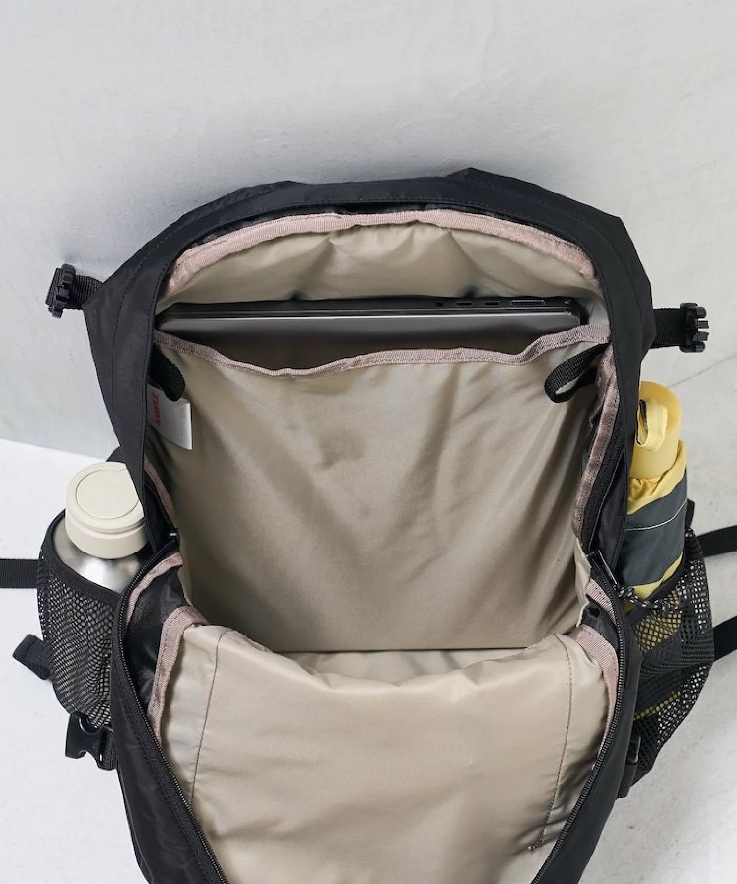 日本代購【 2026新商品 日本直送 FREAK'S STORE x Coleman 別注版 Walker 輕量尼龍 25L 背囊  |  FREAK'S STORE  Exclusive Walker 25L Backpack - Lightweight Nylon 】