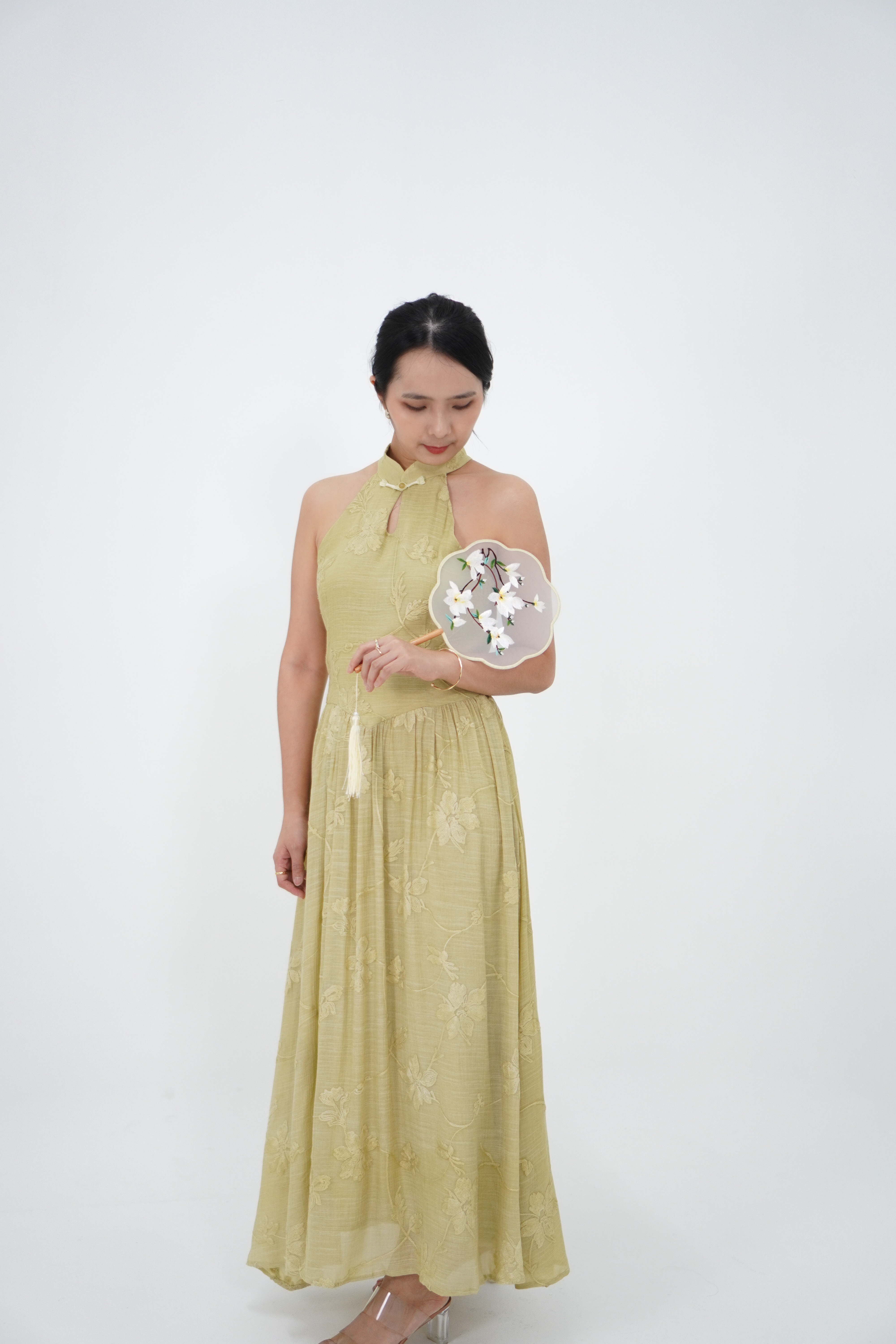 黄绿色新中式挂脖长裙