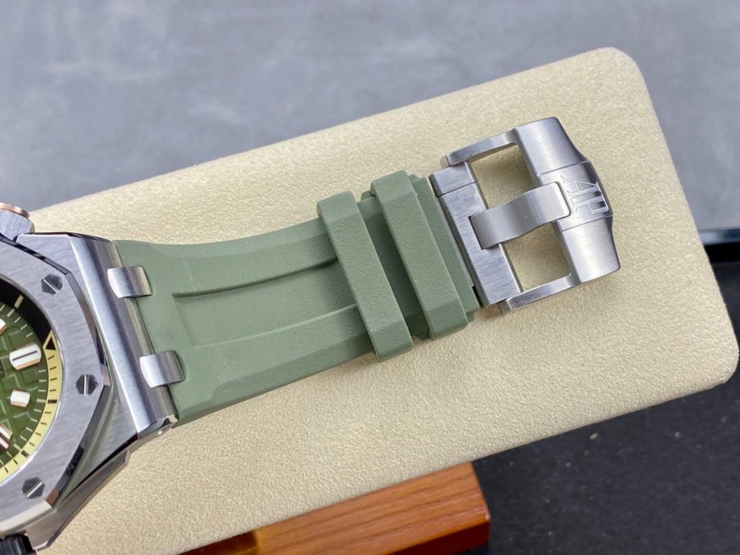 🚀爱彼15720st 搭载全新定制一体机cal.4308机芯(非各种日本机改板），整体腕表尺寸42x141.2mm, aps不惜高成本开发一体机，原装开模，让复刻高度更进一步💯 ❶机芯:机芯采用定制一体机cal.4308机芯并非市面上普通版本夹板机，日历瞬跳功能所有齿轮均真实可动并非装饰，机芯采用CNC刻字更清晰更立体 ❷表壳:dps原装开模，拆解正品原装数据,3D立体建模，使其尺寸比例与原装完全一致,所有配件与原装通用互换，表壳笔直的拉丝工艺和棱角分明的表壳完美融合❸表带:经过2年的试错，不断提升工艺和品质，最终达到原装无二的效果,无论从颜色材质、和工艺都能媲美专柜表带,可以与原装互换 ❹头粒:采用与原装同步的一-键快拆式按钮使表带可以轻松一键拆卸，表扣同样也是采用一键快拆式设计，可以通用正品