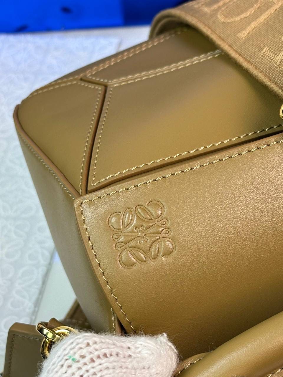 🅰️小号 𝗣𝘂𝘇𝘇𝗹𝗲最新版本❤️ ——（缎面/织带款） ✅经典拼图系列，不规则立体几何设计，最具辨识度的立体廓形和几何美学，顶级进口小牛皮搭配德国沙菲线，独家定制五金，𝗬𝗞𝗞拉链拉头 ✅容量超大，颜值高，四季百搭，新款自带可拆卸𝗟𝗢𝗘𝗪𝗘织带宽肩带‼️ 尺寸：𝟐𝟒-𝟏𝟎.𝟓-𝟏𝟔.𝟓𝐜𝐦 款号：061609织带款橡木棕