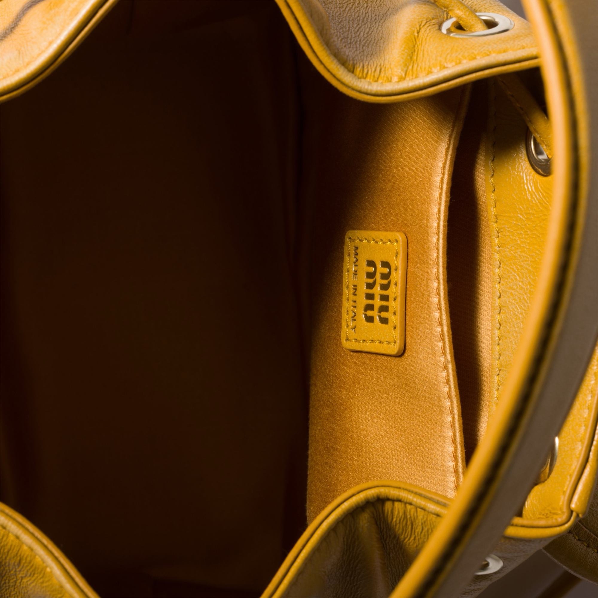 Miu Miu 女士 徽標皮革背包均碼碼18cm*11.5cm*22cm