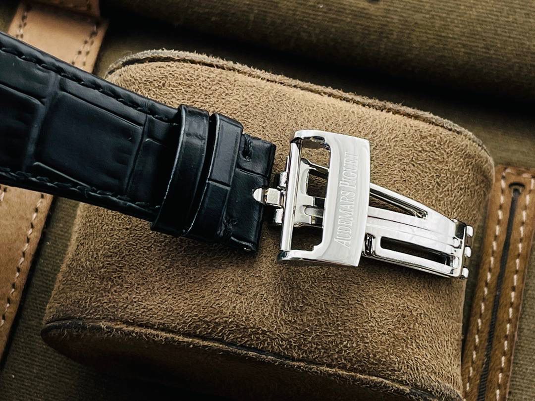 市场V4最高版本 爱.彼皇家橡树15400满天星系列腕表！ 1⃣️搭载进口9015机芯机械改装Cal.3120机芯，走时精准！ 2⃣️直径41MM！厚度9.8MM！ 3⃣️全表采用高亮度钻镶嵌，技艺精湛，不掉钻！ 4⃣️采用圈口可拆卸结构，市场大部分版本圈口不能拆卸！ 5⃣️316L全钢精磨工艺，质感更好！ 6⃣️全钻表盘，搭载高端指针！