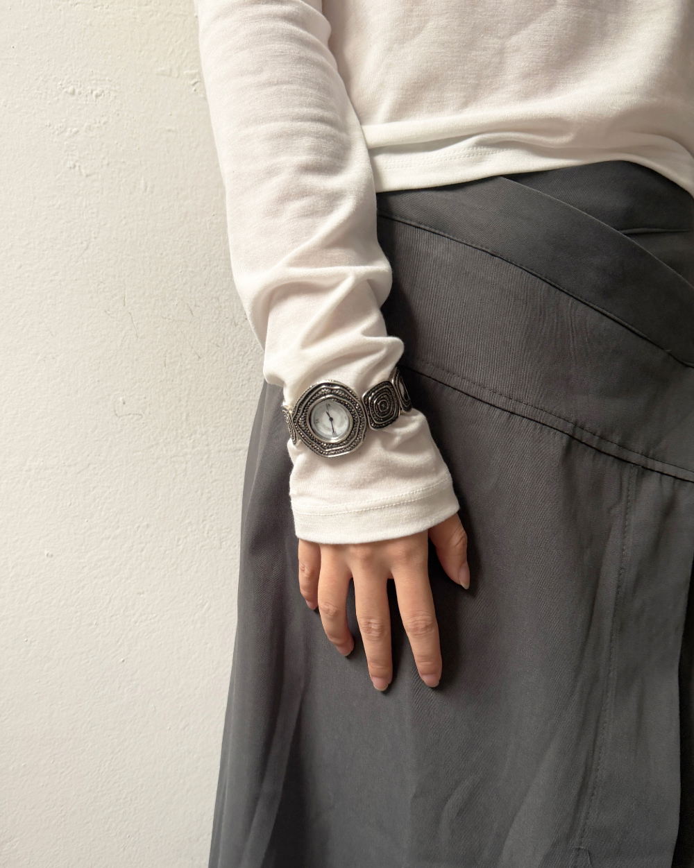 🇰🇷訂購｜GRUMPY｜Embossed Spiral Cuff Watch 2色 