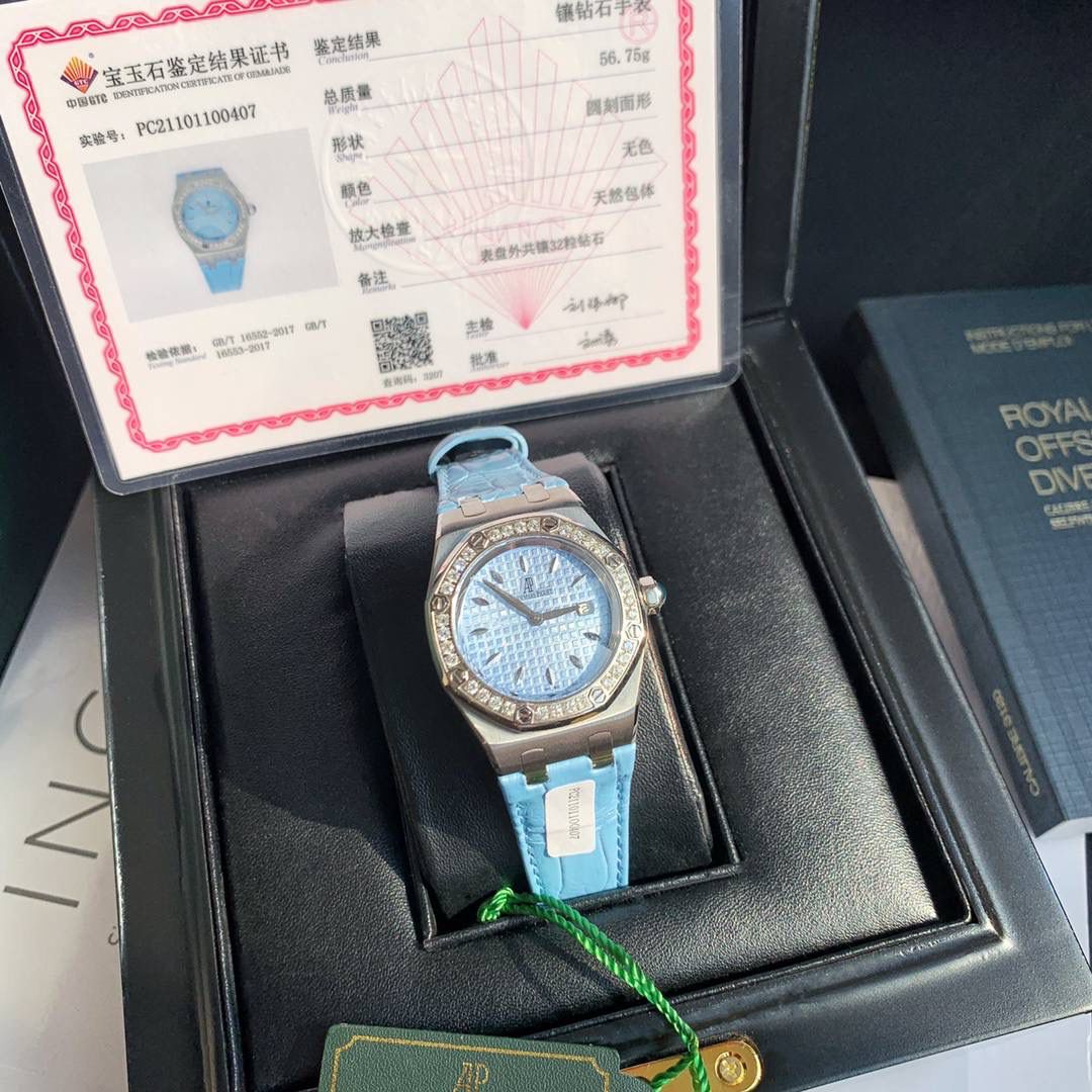 全网女神看过来😍😍这款爱彼女表才是最具有性价比的… 爱彼皇家橡树系列型号67601石英腕表，皇家橡树系列独有的八角形外观还拥有爱彼独特的设计风格也将女士优雅风格融入其中，深受女明星们的爱戴，表带澳洲湾鳄鱼皮，即使只有33毫米的小尺寸，也将爱彼独有的纯净美感与刚毅线条展现的淋漓尽致，而镶满钻石的表圈也为佩戴的女士增添了更多的柔美。（32颗明亮式切割美钻，总重约0.65克拉）巴蒂镶嵌一枚半透明凸面蓝宝石，搭载瑞士进口石英机芯，拥有实用的日历显示功能，女士们佩戴起来不会显得沉重 ，配专柜最新全套包装发货！这种货一般数量不是很多哦