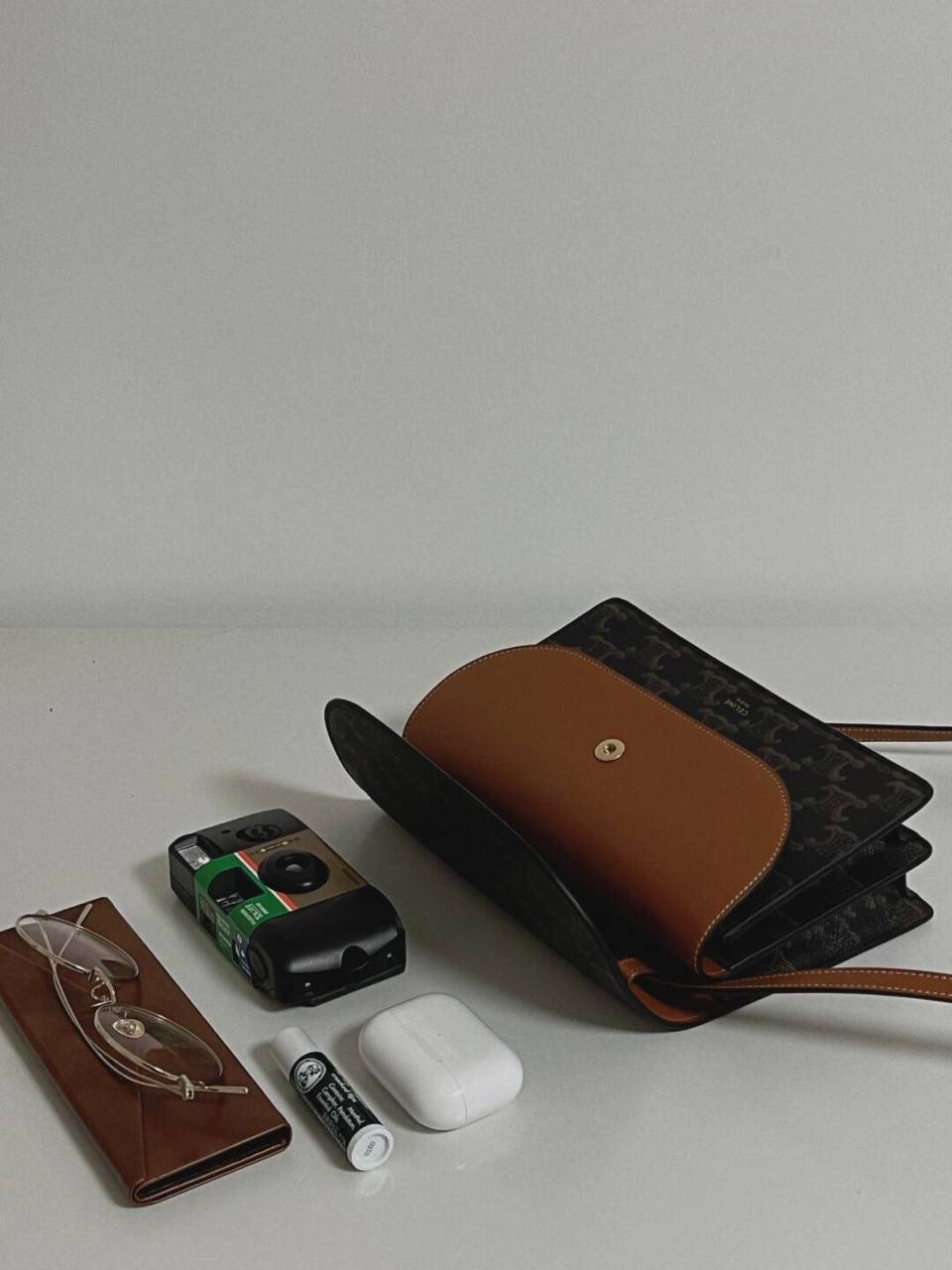 🔥大货实拍图 𝗖𝗘𝗟𝗜𝗡𝗘♥𝗖𝗔𝗡𝗩𝗔𝗦 𝗪𝗢𝗖风琴包 型号：10D852 尺寸：20*11.5cm 𝗖𝗲𝗹𝗶𝗻𝗲的这个𝗪𝗼𝗰包也叫三合一，真的物超所值了！啥都能装啊！pro max生活基本用品都能塞下，还有专门的放卡区，功能齐全太给力了！难怪男生们也偏爱ta！