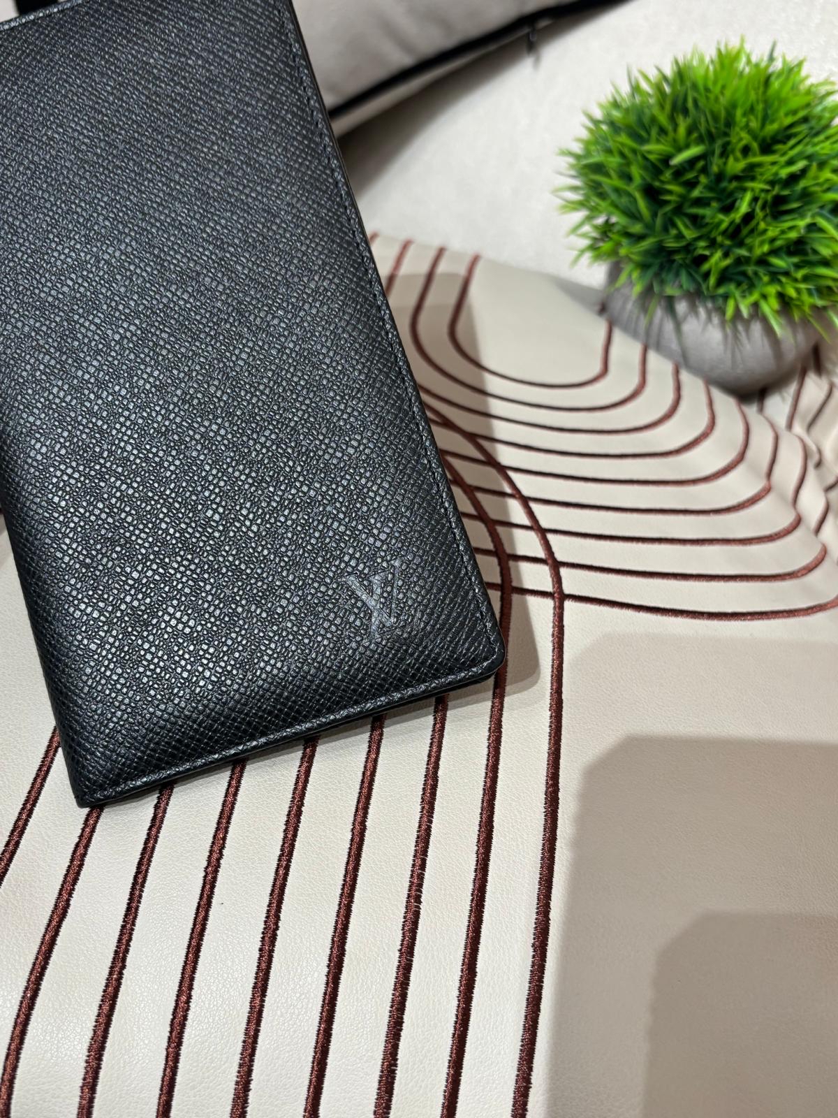 Lv Calfskin Taiga Long Wallet 黑色小牛皮長銀包 100%Authentic, 95%New