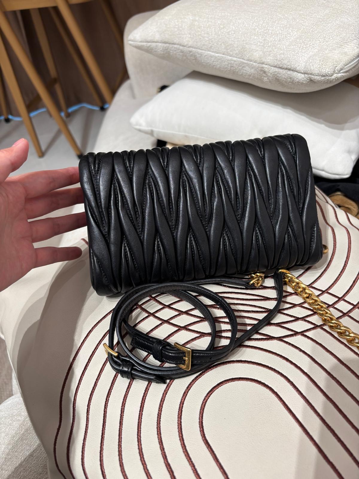未使用品 MIU MIU SHOULDER BAG 黑金斜孭袋 ,100%Authentic,unused ✅box