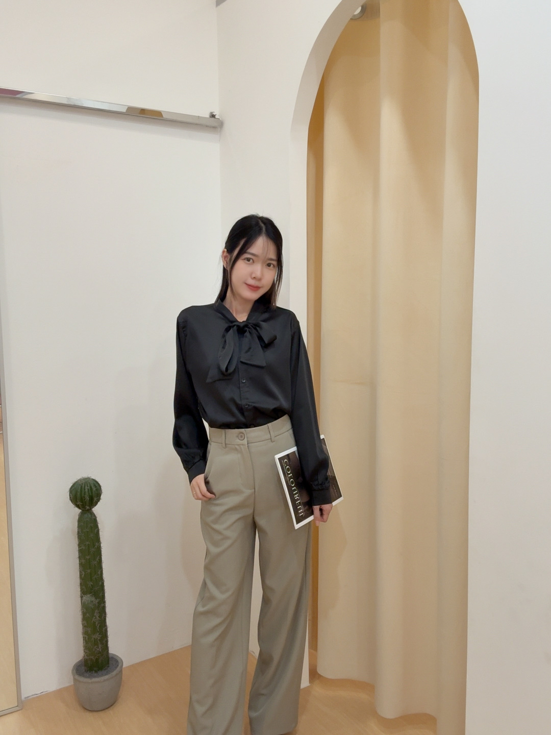 高级缎面大蝴蝶结领长袖衬衫 R2656