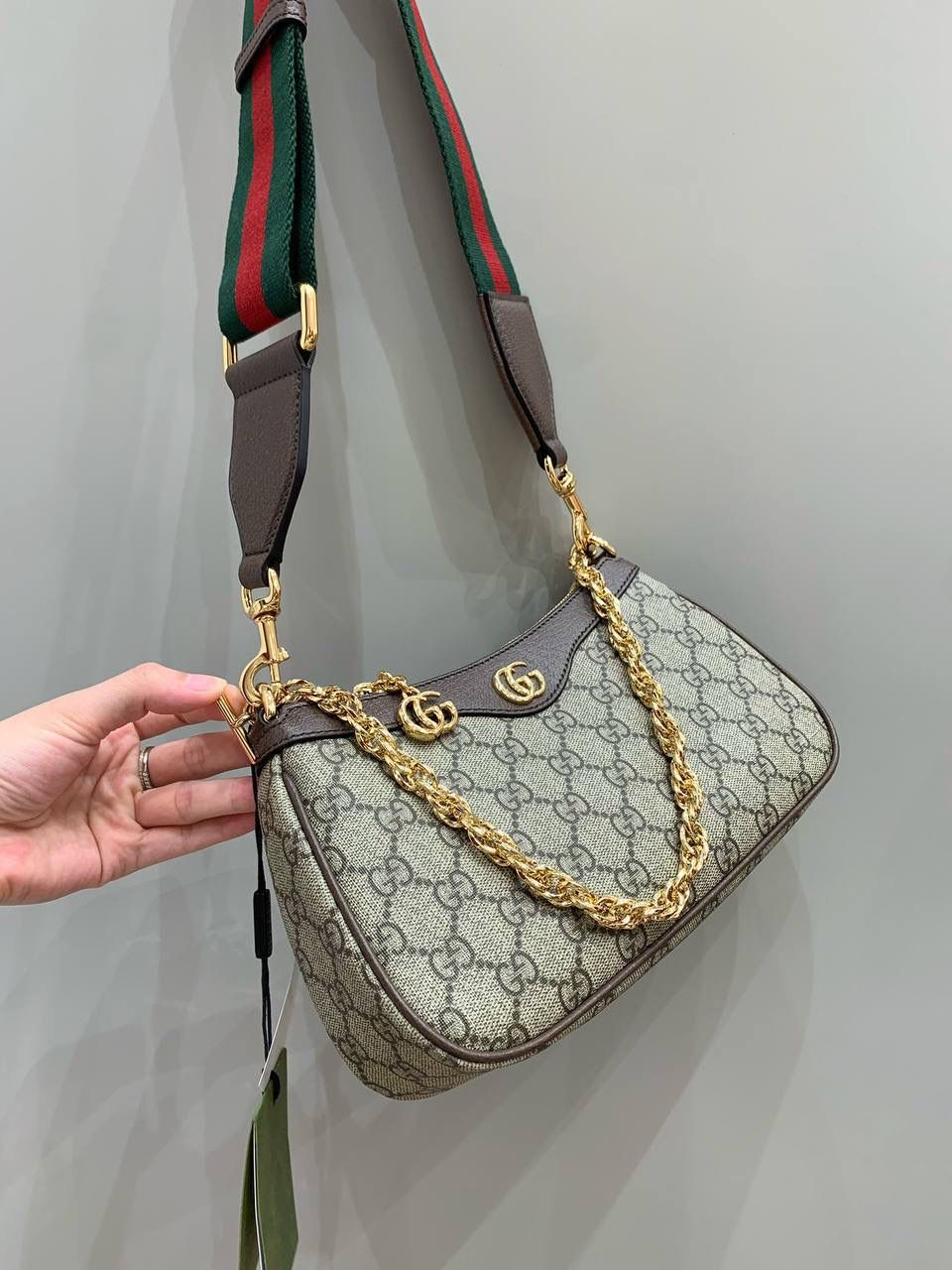 新背景实拍正品级 。Gucc1 ophidia双G链条包（最高版本） 双G版本更好看，确实是很耐看，即使这么久了，现在来看依旧是好看的，还是很想入手的经典款，没想到一向保守的Ophidia系列，现在居然会加上小可爱双G这种元素，居然也不会别扭，反而增加了一些可爱感！💕👜 型号 735132双G 尺寸25/15/6cm