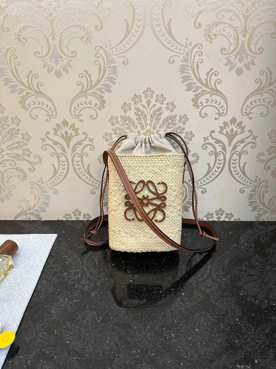 𝑨𝒏𝒂𝒈𝒓𝒂𝒎 𝑩𝒂𝒔𝒌𝒆𝒕 🥇草编手机包📱 面料：进口棕榈纤维/牛皮 颜色：原色/棕褐色 编码：522313 尺寸：14-6-22.5cm （下单须知：‼️由于天然纤维材料特别，日照时间长短不同，颜色会略有变化，纯手工制作，每个包的尺寸也会所不同‼️） ✅传统篮子手袋，带有经典手工编织包身 管状牛皮带子，Anagram压纹，天然进口棕榈纤维制成，纯手工编织成型 ✅搭配一条牛皮长肩带，人字纹帆布内里抽绳设计，容量超大，斜挎单肩皆🉑️