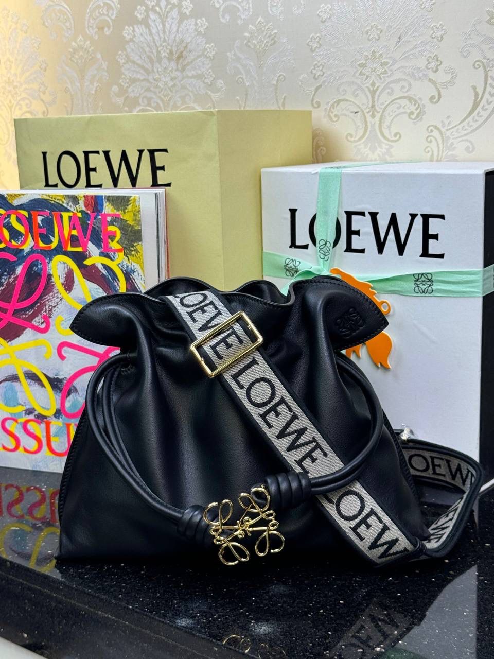 Flamenco clutch✦中号✦ 尺寸：𝟑𝟎-𝟐𝟒.𝟓-𝟏𝟎.𝟓𝐜𝐦 型号：052028黑色 ❤️flamenco clutch bag可手拿亦可优雅斜挎 云朵般温暖亦轻盈的造型如此简单，💯耐看💯不会out的款式！ ❤️包袋采用进口小牛皮，手感如羊皮般细腻柔软，却比羊皮更加结实耐用，麂皮内衬 ❤️品牌标志性绳结设计，收紧袋口就是小福袋造型，超Q，看着不大实际超会装😇