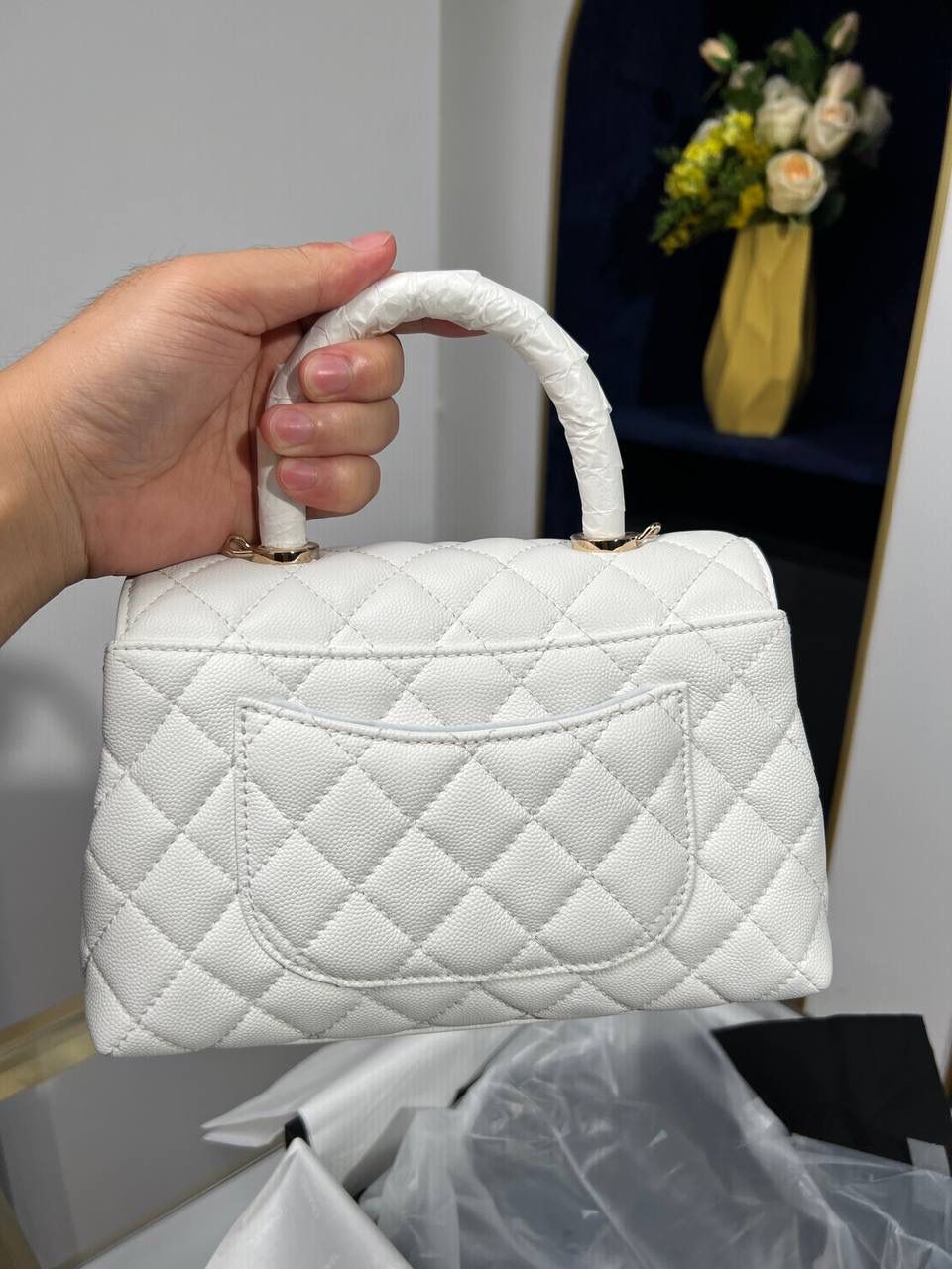 新coco handle小号白色荔枝纹💞👜 和CF一个渠道的尾单货，拿过的都不用多介绍啦！新款驾到！独家渠道货！ 尺寸:14 X 24 X 10cm