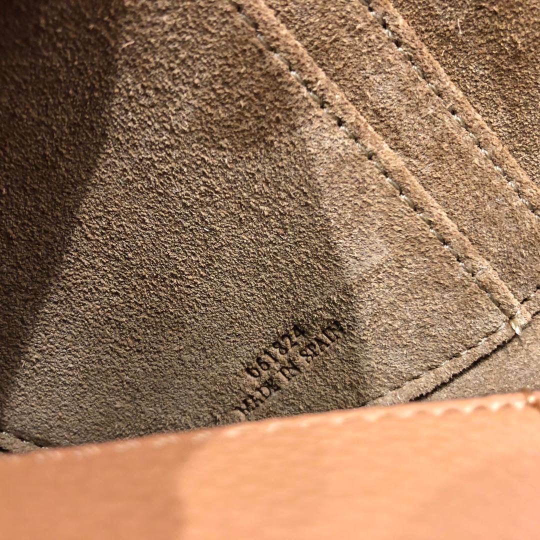 *𝘔𝘪𝘯𝘪 𝘎𝘢𝘵𝘦 手袋 明星同款#💌 尺寸:15-12.5-8cm（中部宽处21cm） 编码:061824荔枝纹棕色 包身采用非常柔韧的颗粒纹小牛皮，内里麂皮 内置两个卡槽，pro 📱可无忧 搭配马术风格的黄铜插扣，以及独特的绳结带 zp拆包定制，高端独家定制五金