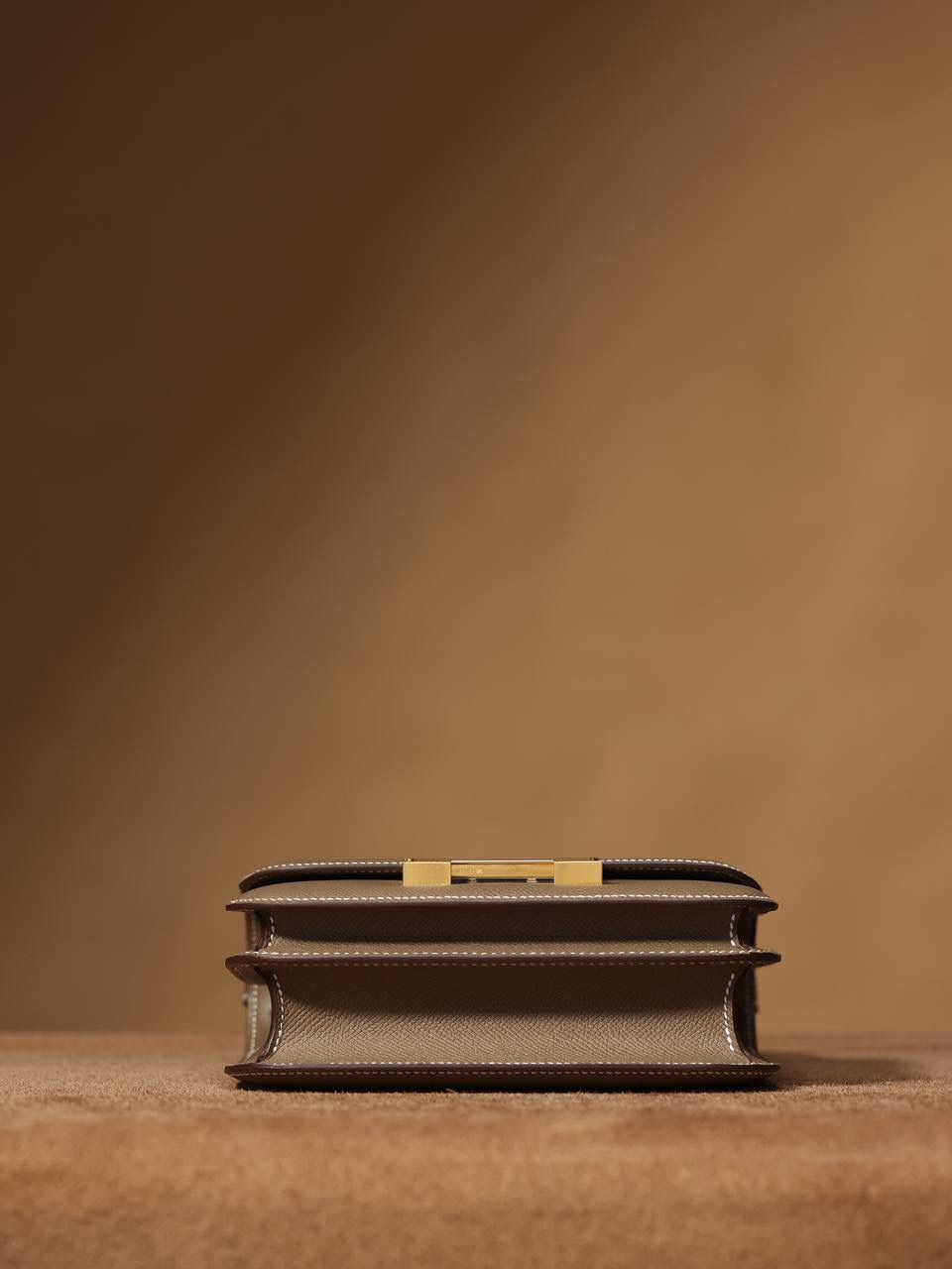 Hermes 爱马仕 #Constance 19大象灰 金扣👜✨ Epsom牛皮 单肩斜挎包 尺寸：19*15*4 cm 这款采用的是Epsom牛皮,纯原皮，和专柜用的是一个渠道的真皮 什么是Epsom牛皮？ 皮质：ep皮/手掌纹、一岁以上的公牛皮 软硬度：偏硬 纹理：皮面颗粒小的细腻皮纹，有点光泽感 特点：硬朗有细纹的牛皮皮质。细纹是进过后期处理的，比较硬质立体，长期贮存也不容易变形。自重轻，不易刮伤，非常耐磨实用。 所以每个H的款式用的皮都不一样，都是非常有讲究的✅